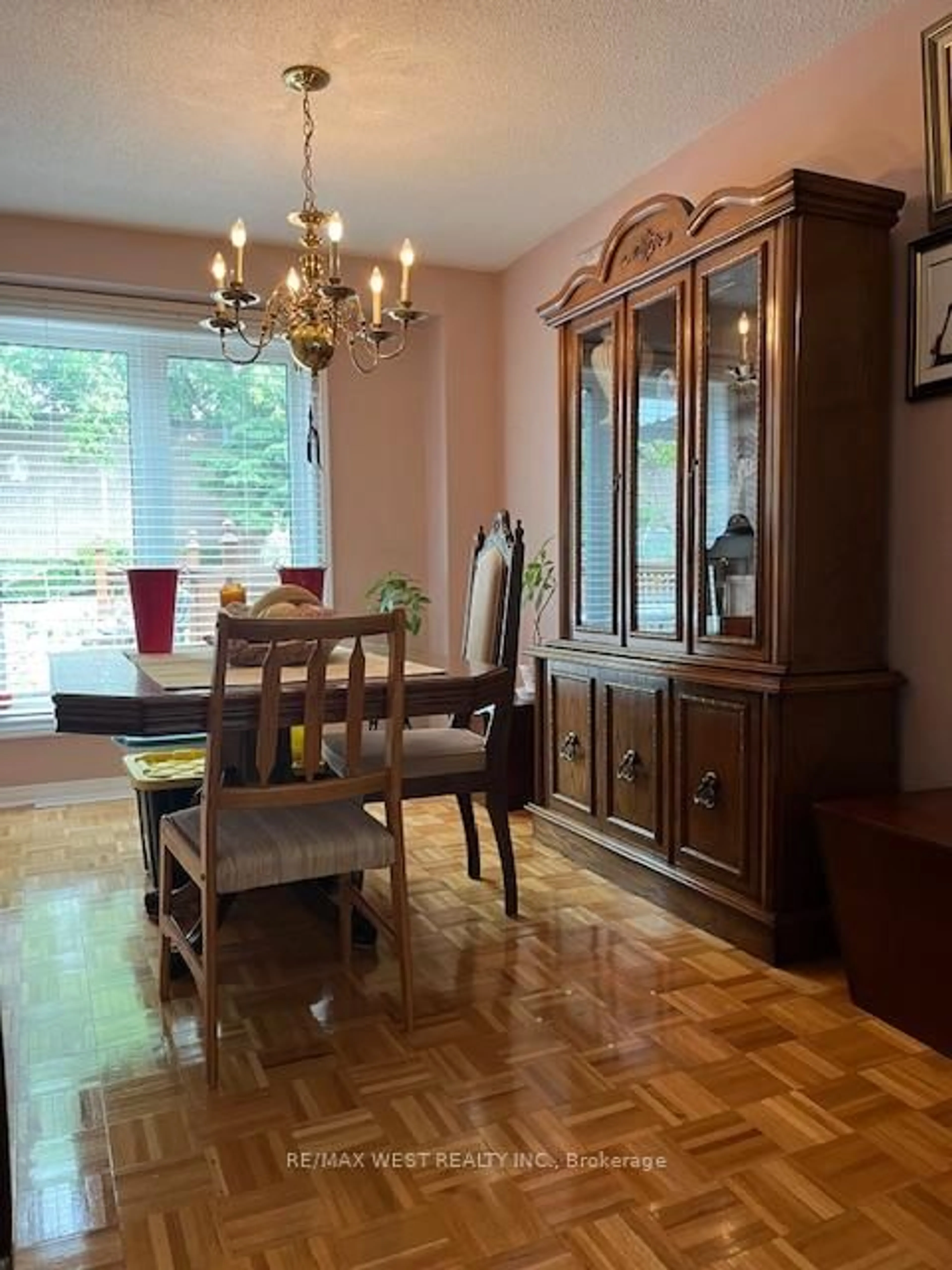 Dining room, wood/laminate floor for 102 Swinton Cres, Vaughan Ontario L4J 3V5