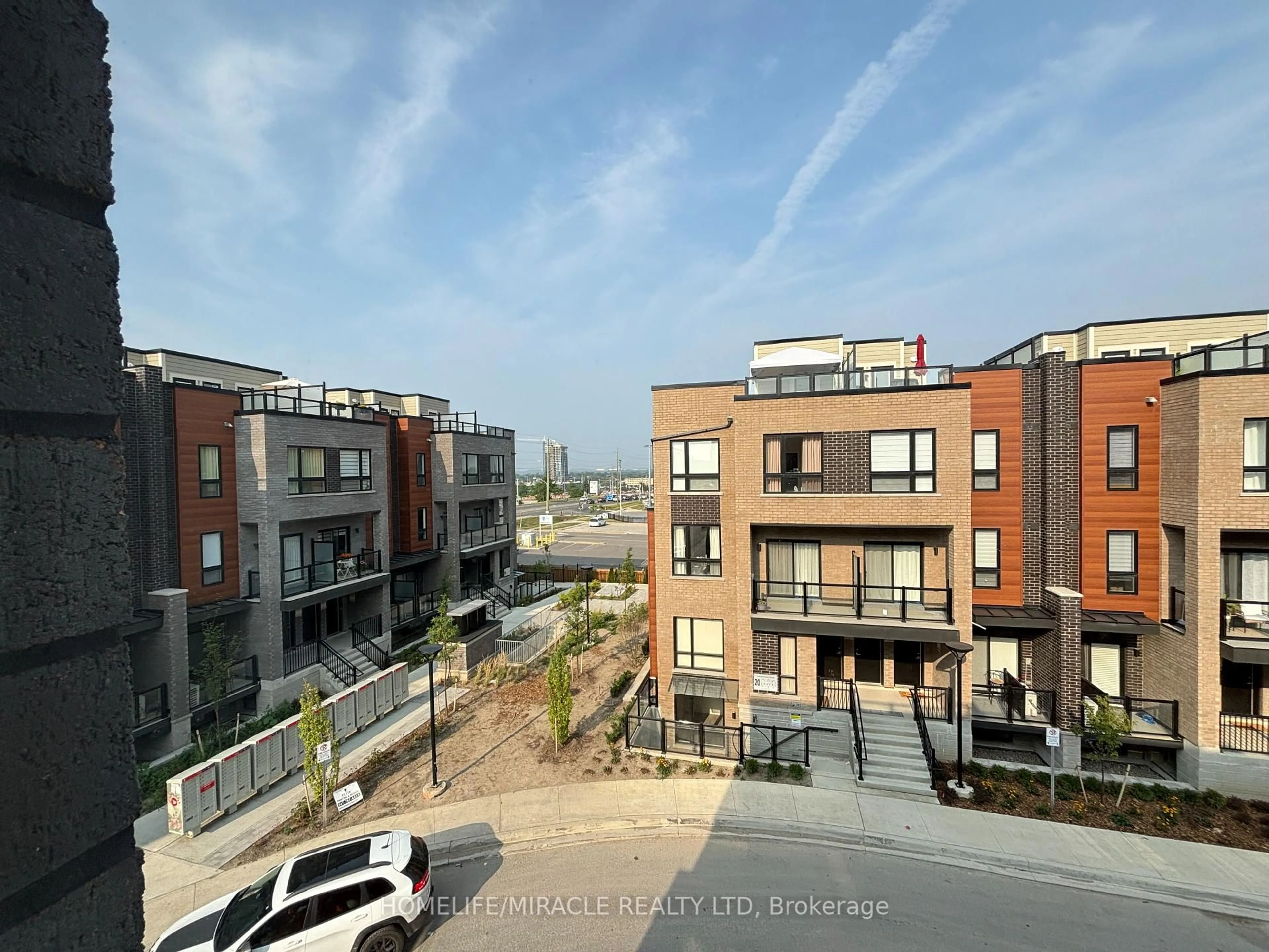 A pic from outside/outdoor area/front of a property/back of a property/a pic from drone, city buildings view from balcony for 17 Lytham Green Circ #26, Newmarket Ontario L3Y 0H4