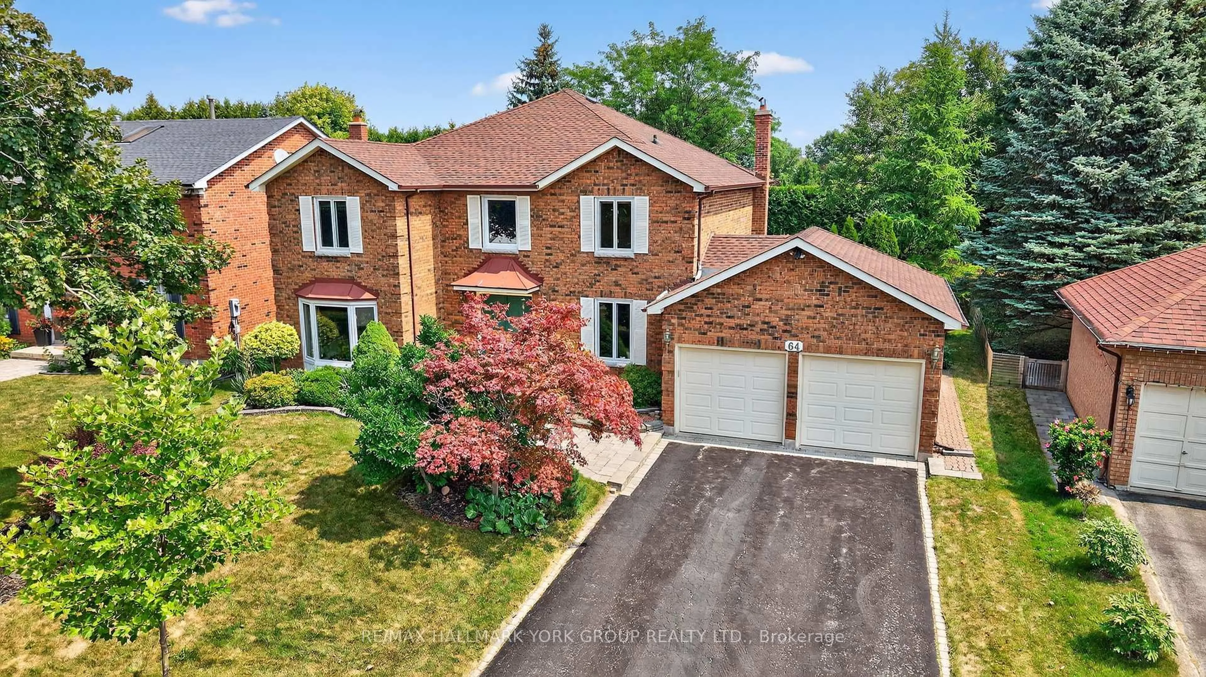 A pic from outside/outdoor area/front of a property/back of a property/a pic from drone, street for 64 Craigleith Cres, Richmond Hill Ontario L4E 2S4