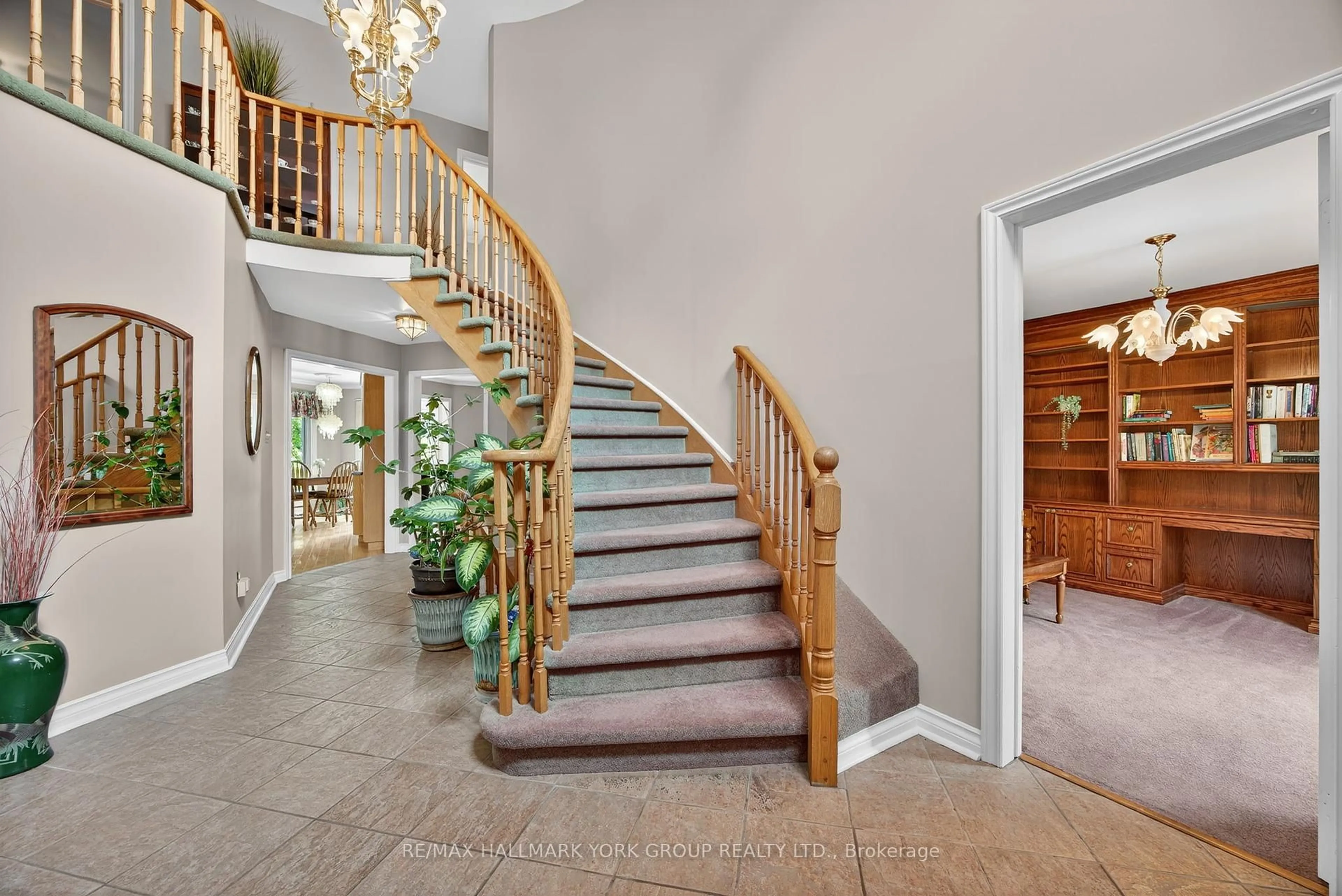 Indoor foyer for 64 Craigleith Cres, Richmond Hill Ontario L4E 2S4