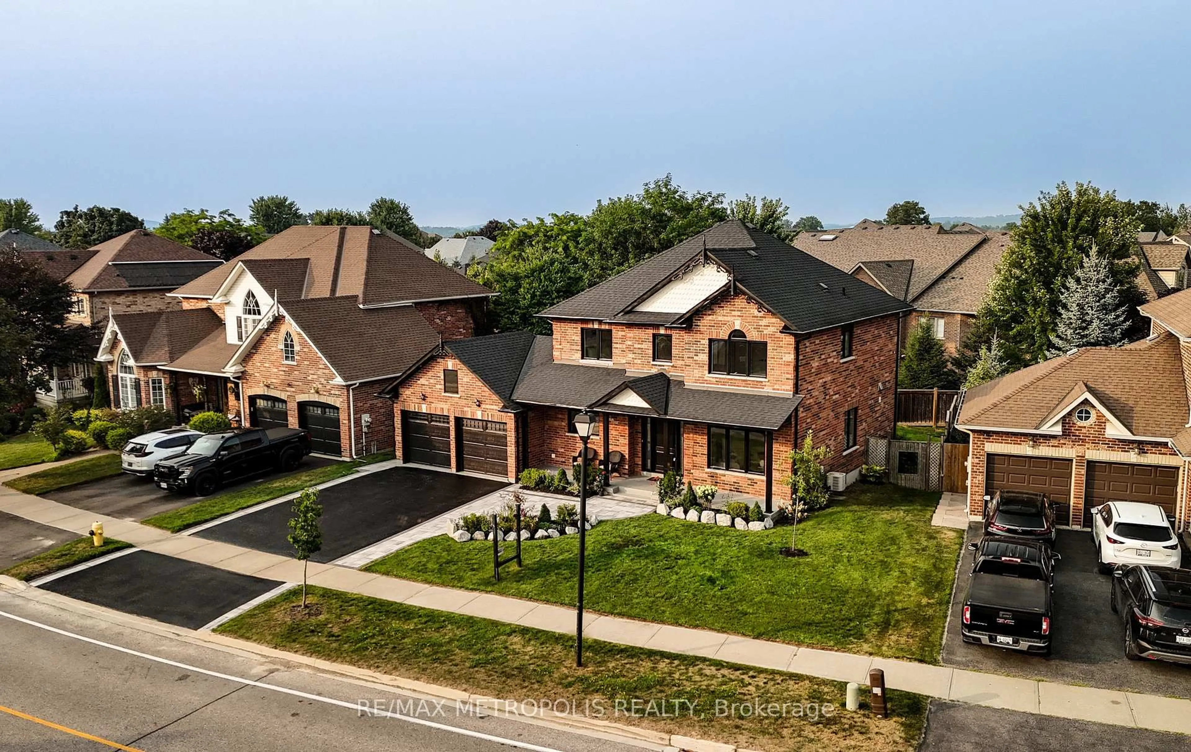 A pic from outside/outdoor area/front of a property/back of a property/a pic from drone, street for 35 Nelkydd Lane, Uxbridge Ontario L9P 1Z8