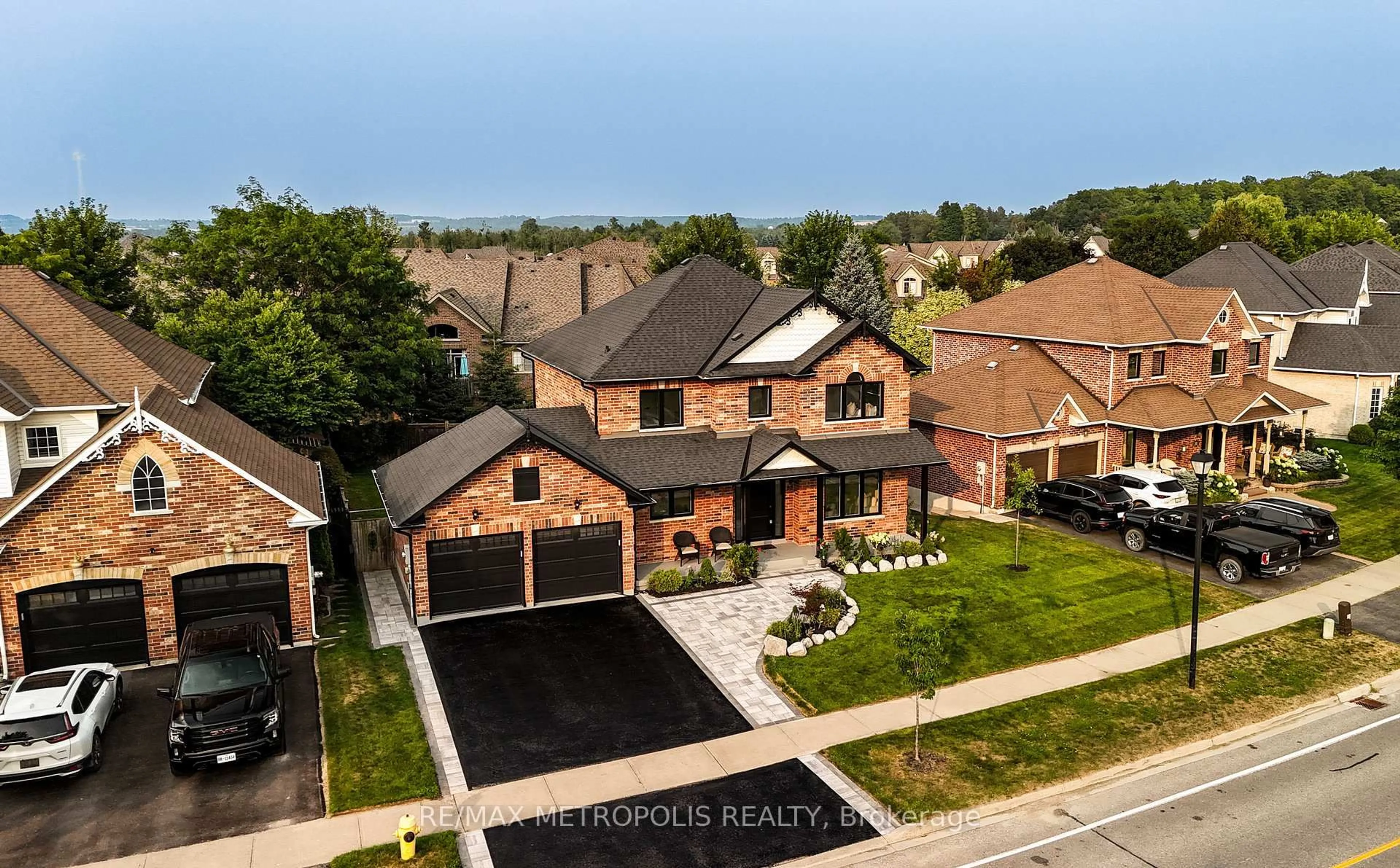 A pic from outside/outdoor area/front of a property/back of a property/a pic from drone, street for 35 Nelkydd Lane, Uxbridge Ontario L9P 1Z8