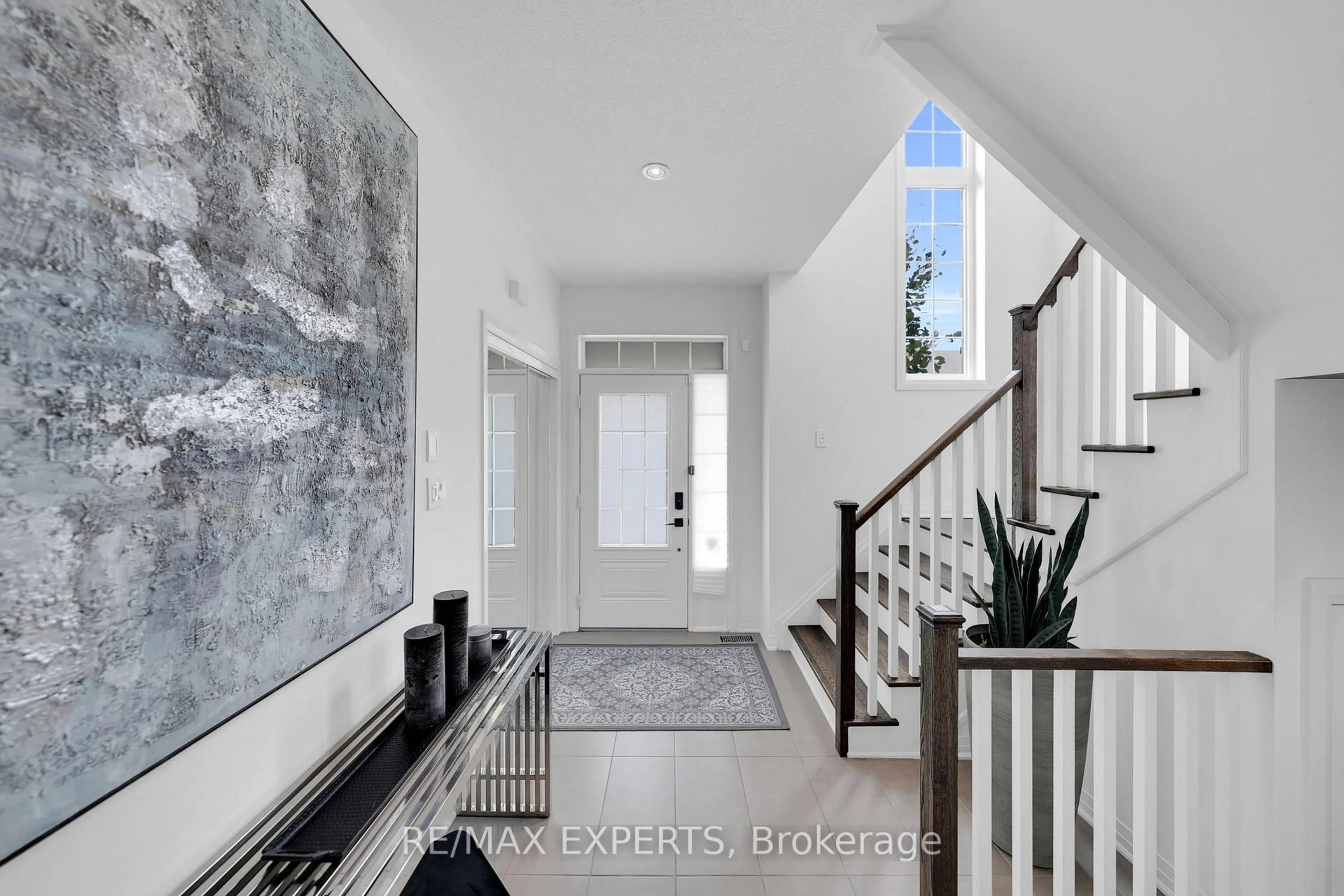 Indoor entryway for 73 Donnan Dr, New Tecumseth Ontario L0G 1W0