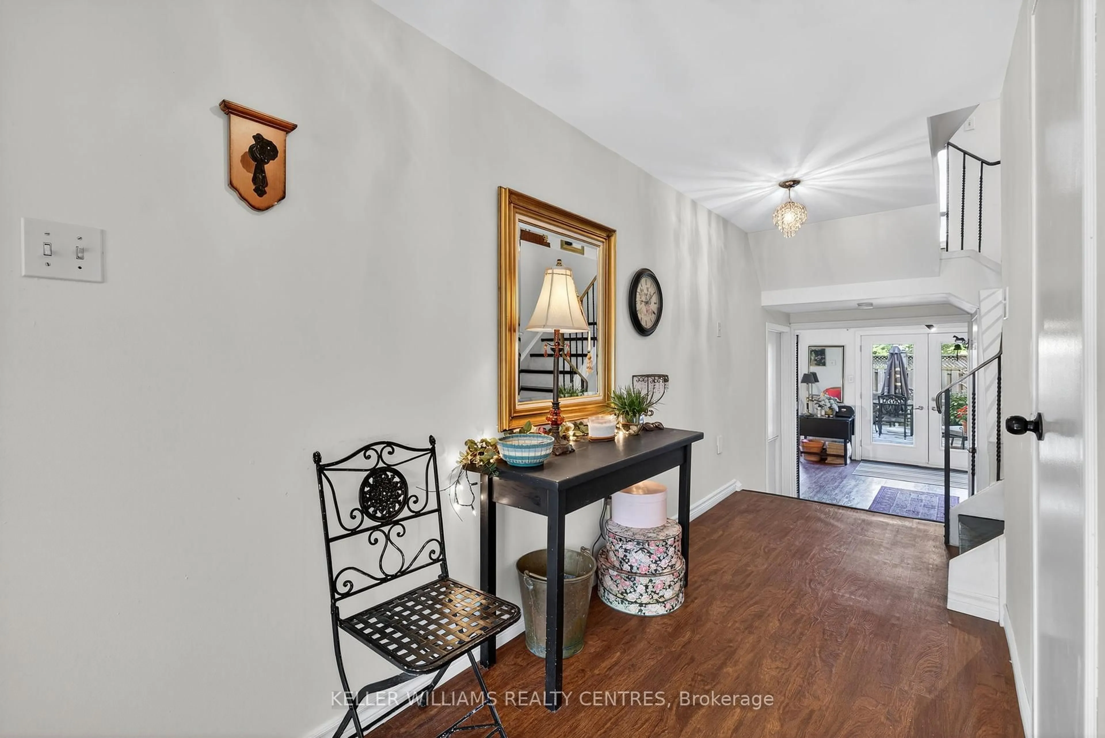 Indoor entryway for 80 Poplar Cres, Aurora Ontario L4G 3L3