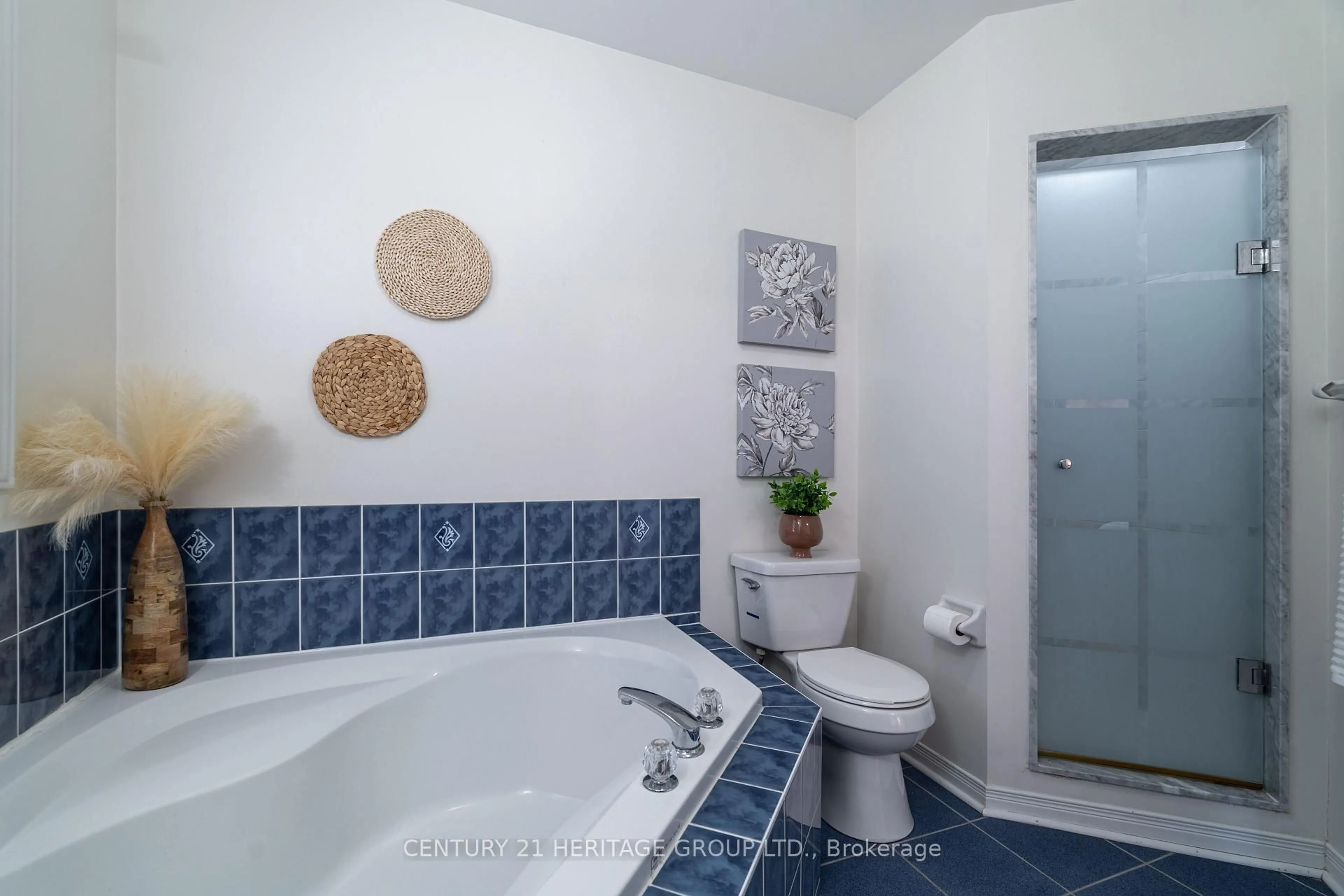 Standard bathroom, ceramic/tile floor for 211 Kayla Cres, Vaughan Ontario L6A 3P3