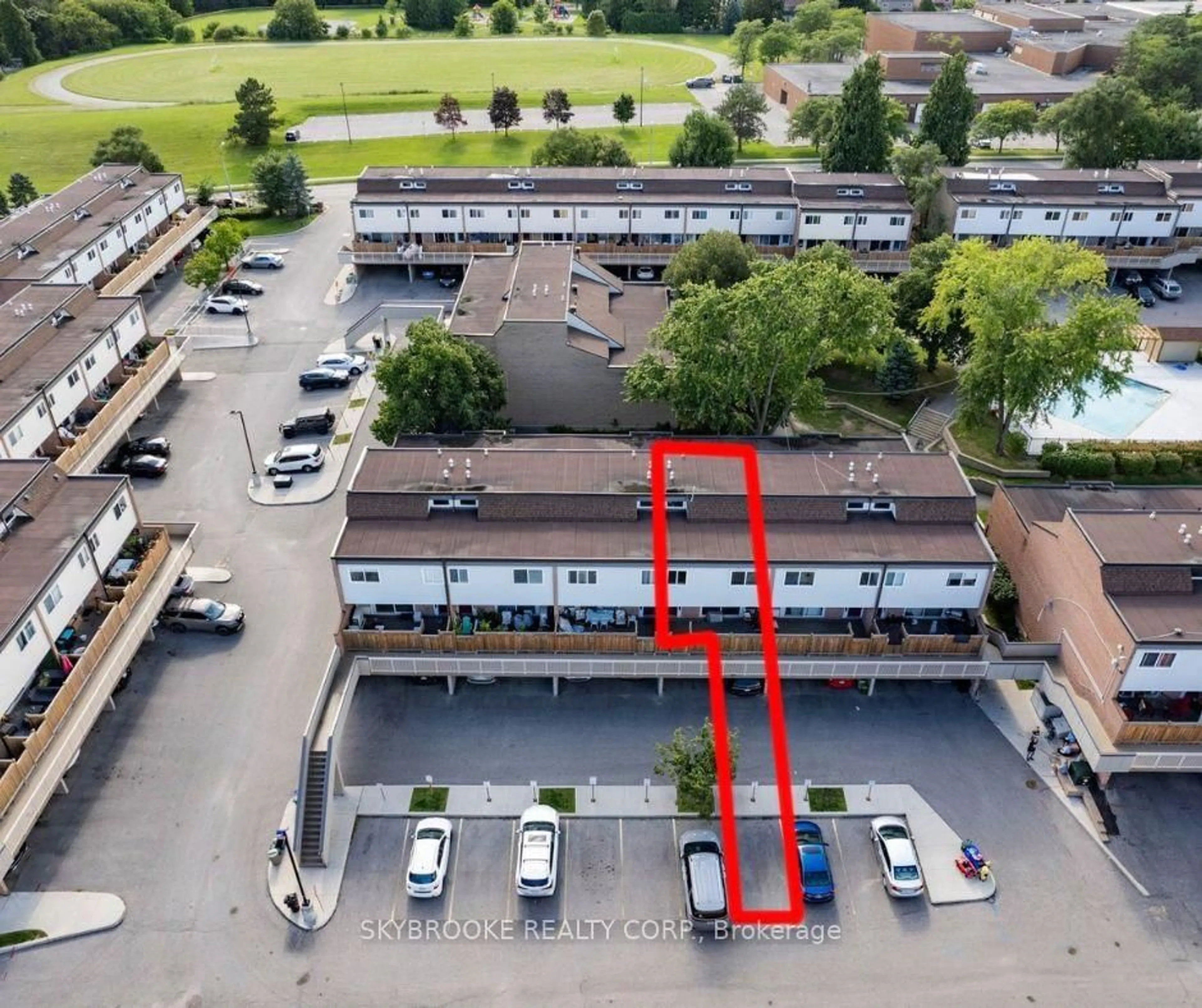 A pic from outside/outdoor area/front of a property/back of a property/a pic from drone, city buildings view from balcony for 244 Milestone Cres #118, Aurora Ontario L4G 3M2