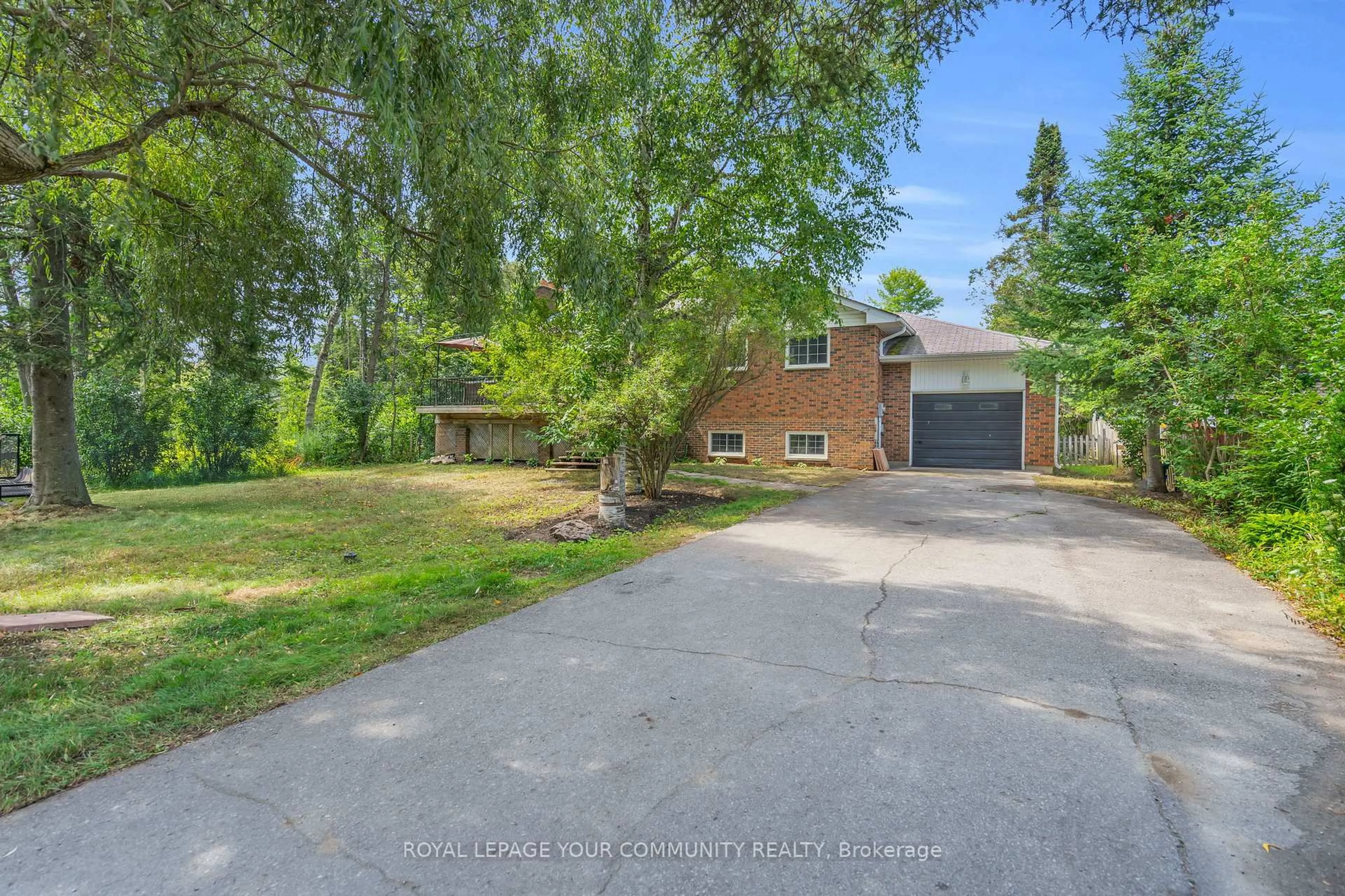 A pic from outside/outdoor area/front of a property/back of a property/a pic from drone, street for 38 Beaverdale Cres, Georgina Ontario L0E 1N0