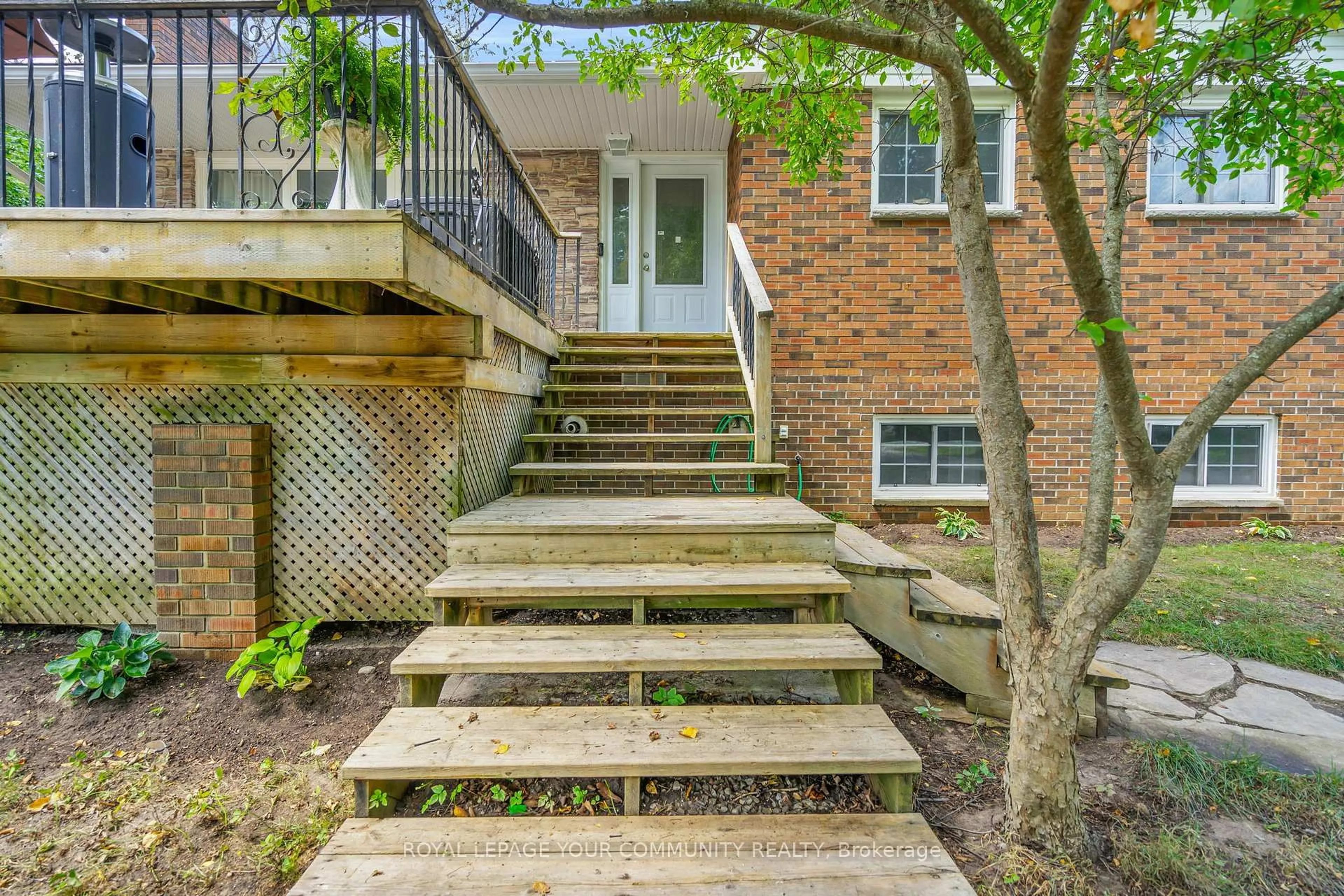 Stairs for 38 Beaverdale Cres, Georgina Ontario L0E 1N0