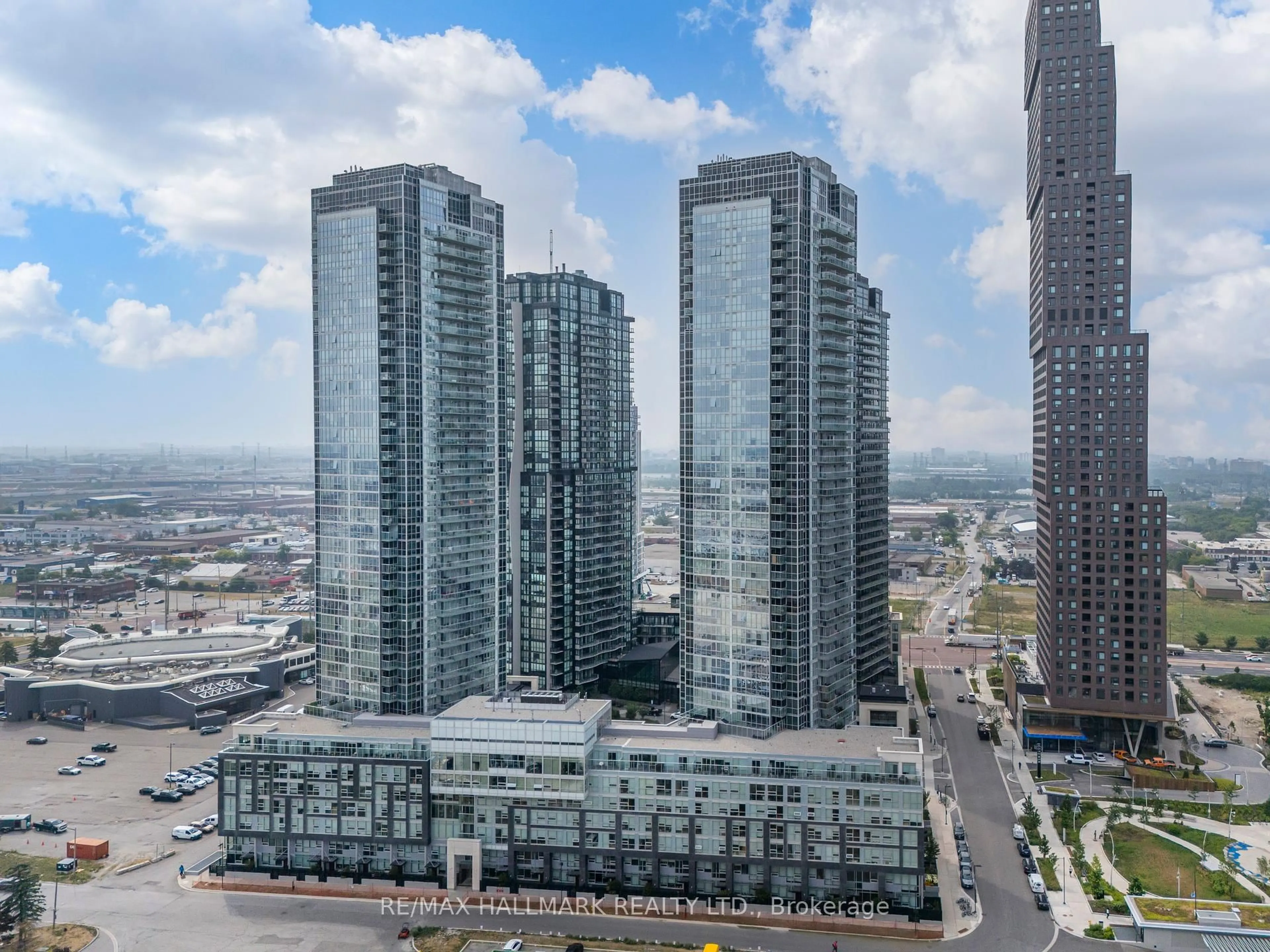 A pic from outside/outdoor area/front of a property/back of a property/a pic from drone, city buildings view from balcony for 2916 Highway 7 Exwy #2609, Vaughan Ontario L4K 0K6