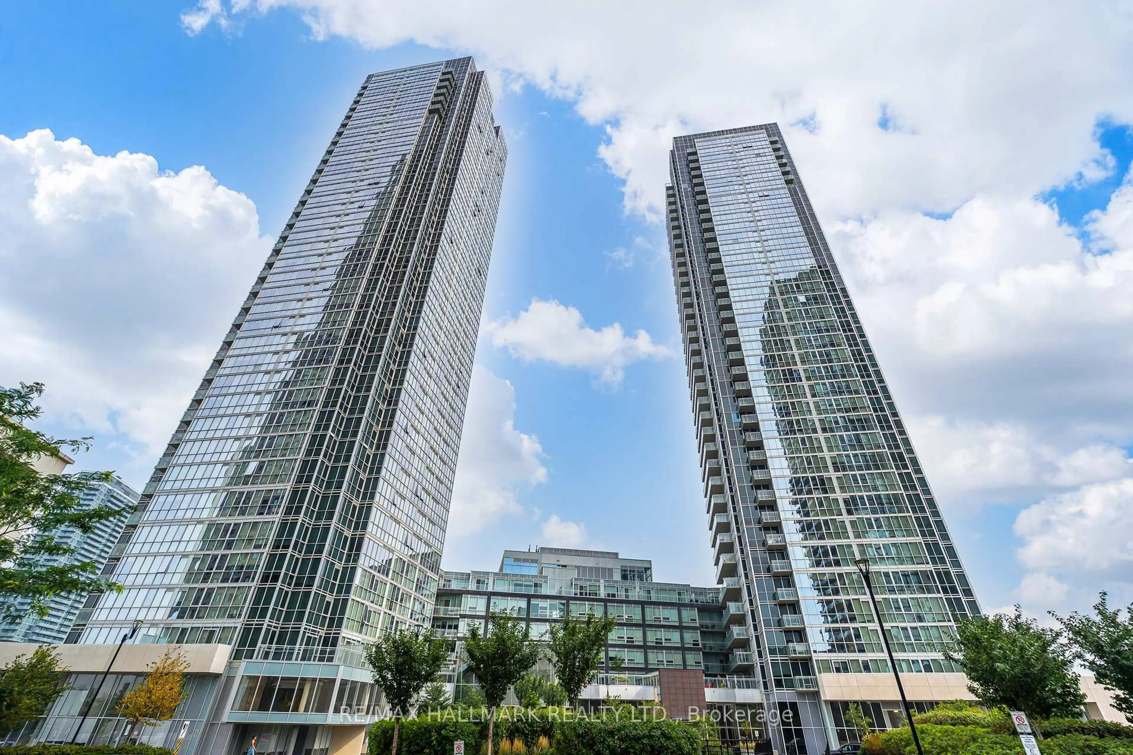 Indoor foyer for 2916 Highway 7 Exwy #2609, Vaughan Ontario L4K 0K6