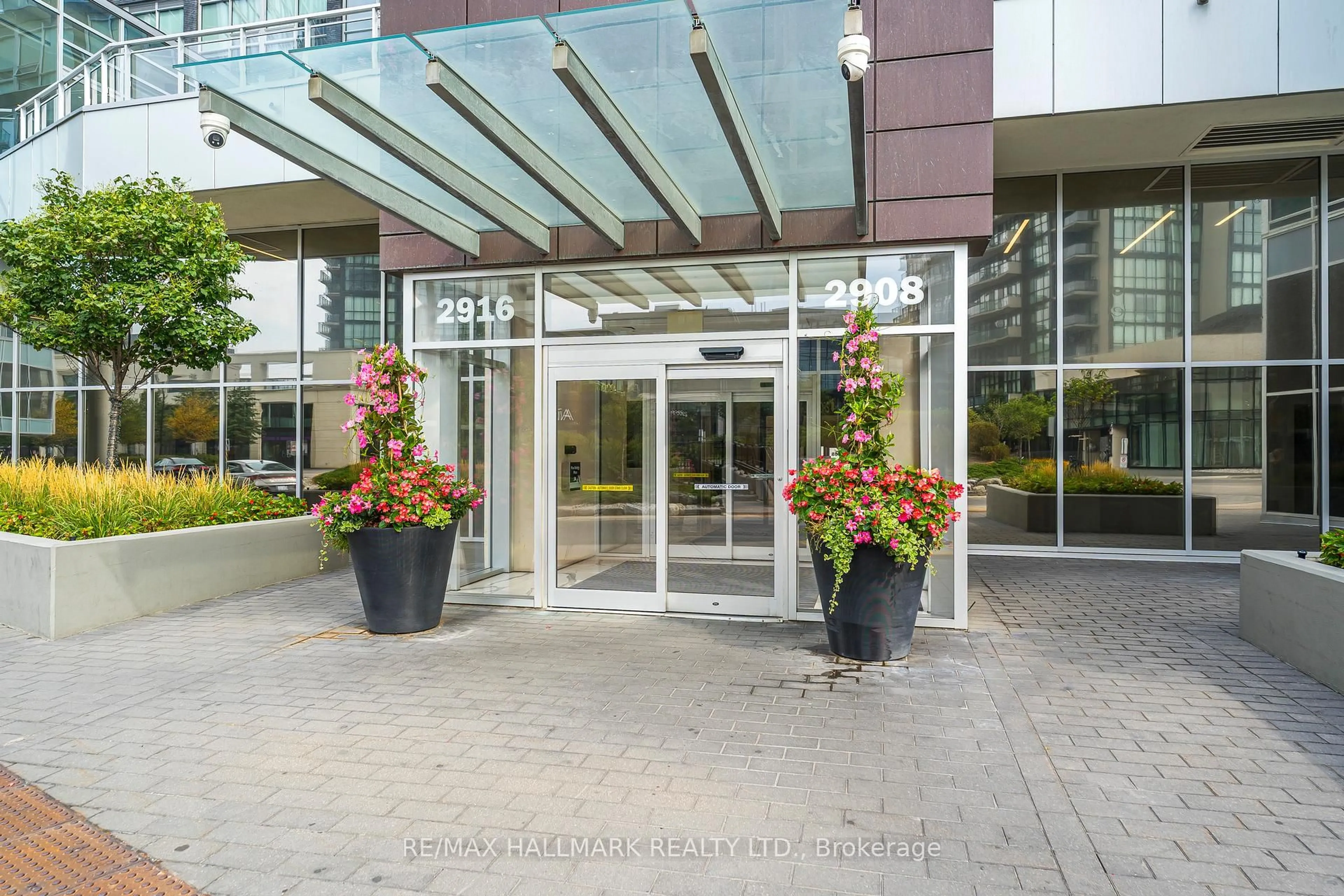 Indoor foyer for 2916 Highway 7 Exwy #2609, Vaughan Ontario L4K 0K6