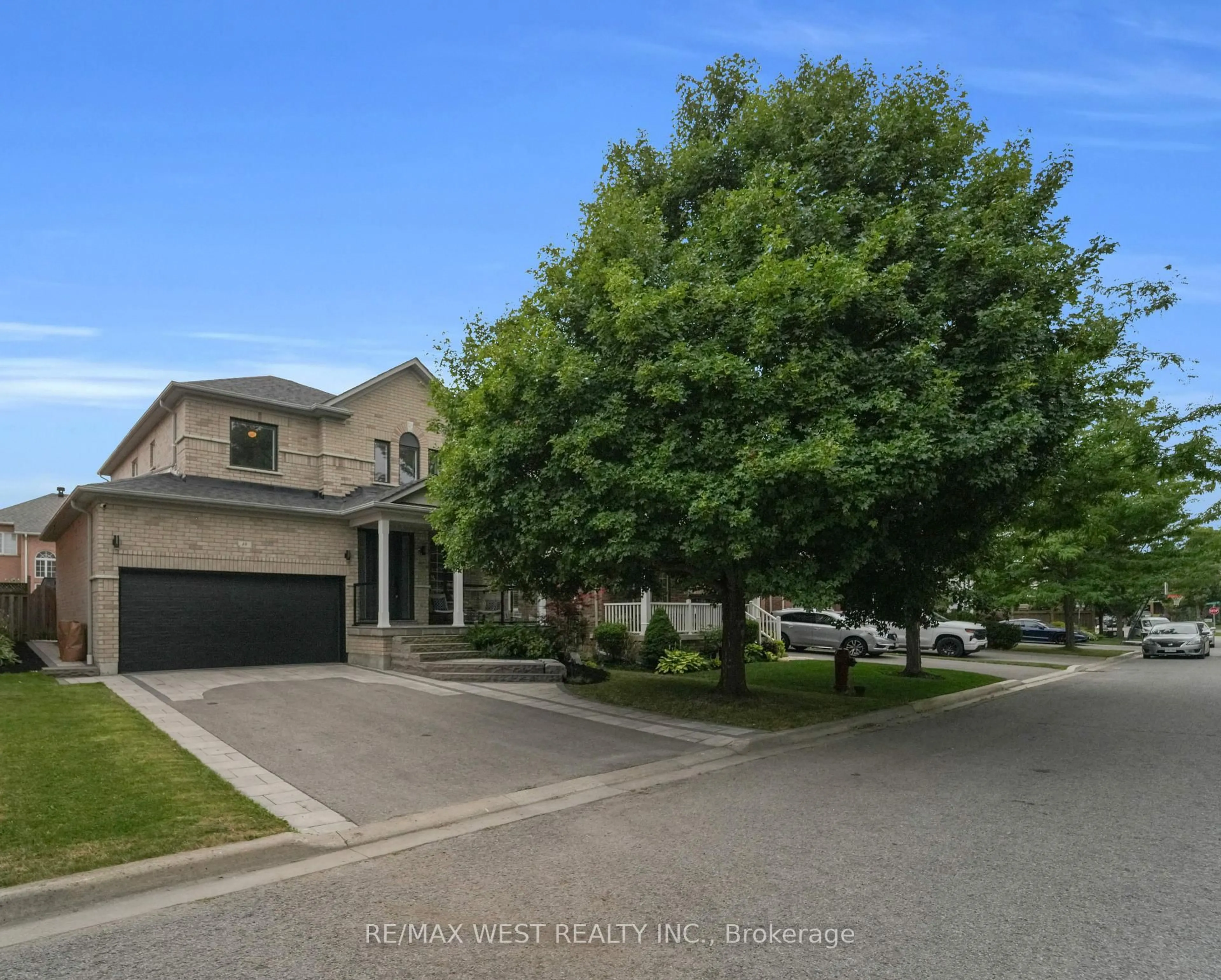 A pic from outside/outdoor area/front of a property/back of a property/a pic from drone, street for 19 Haverhill Terr, Aurora Ontario L4G 7R7