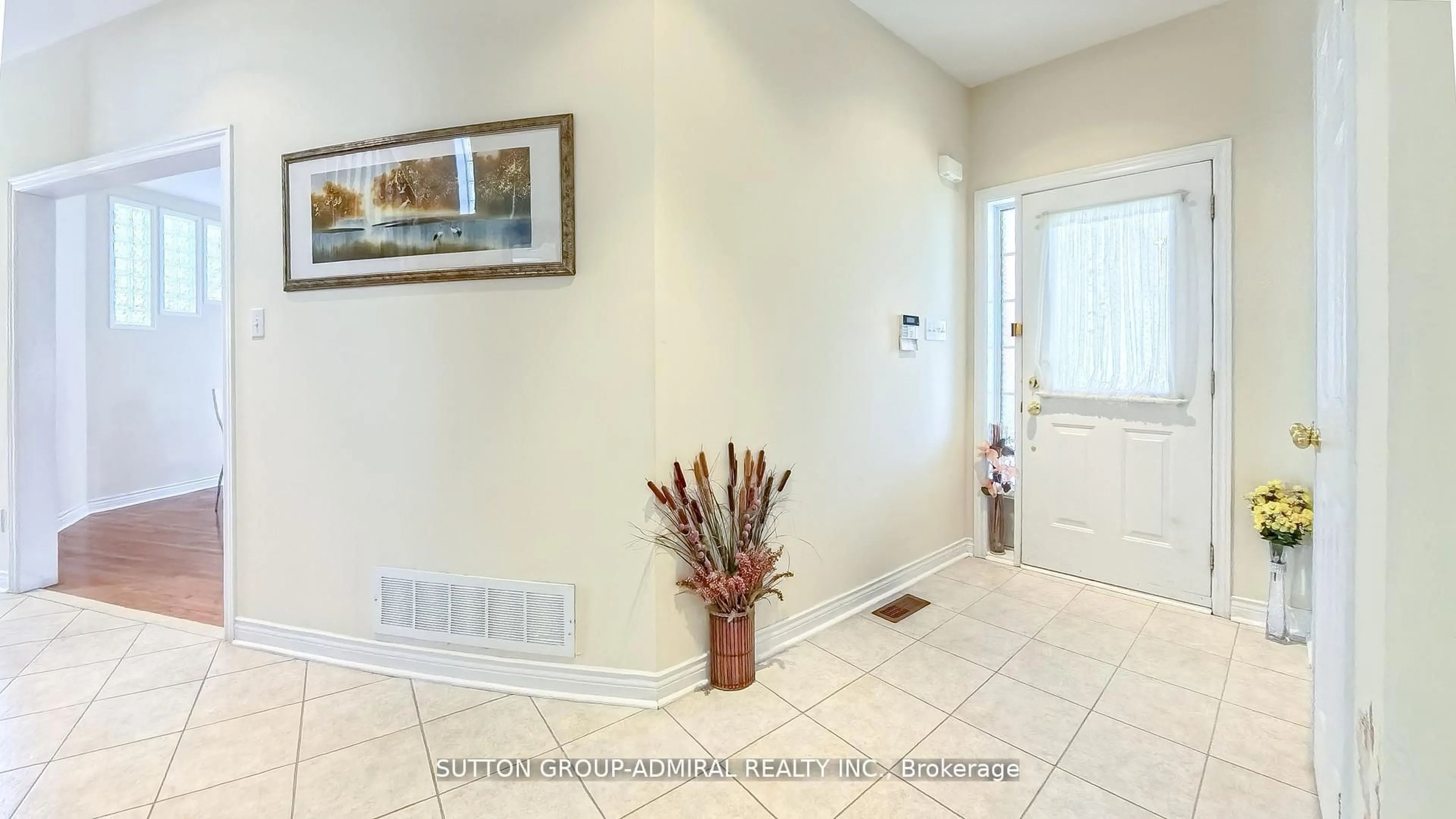 Indoor entryway for 98 Holly Dr, Richmond Hill Ontario L4S 2R6