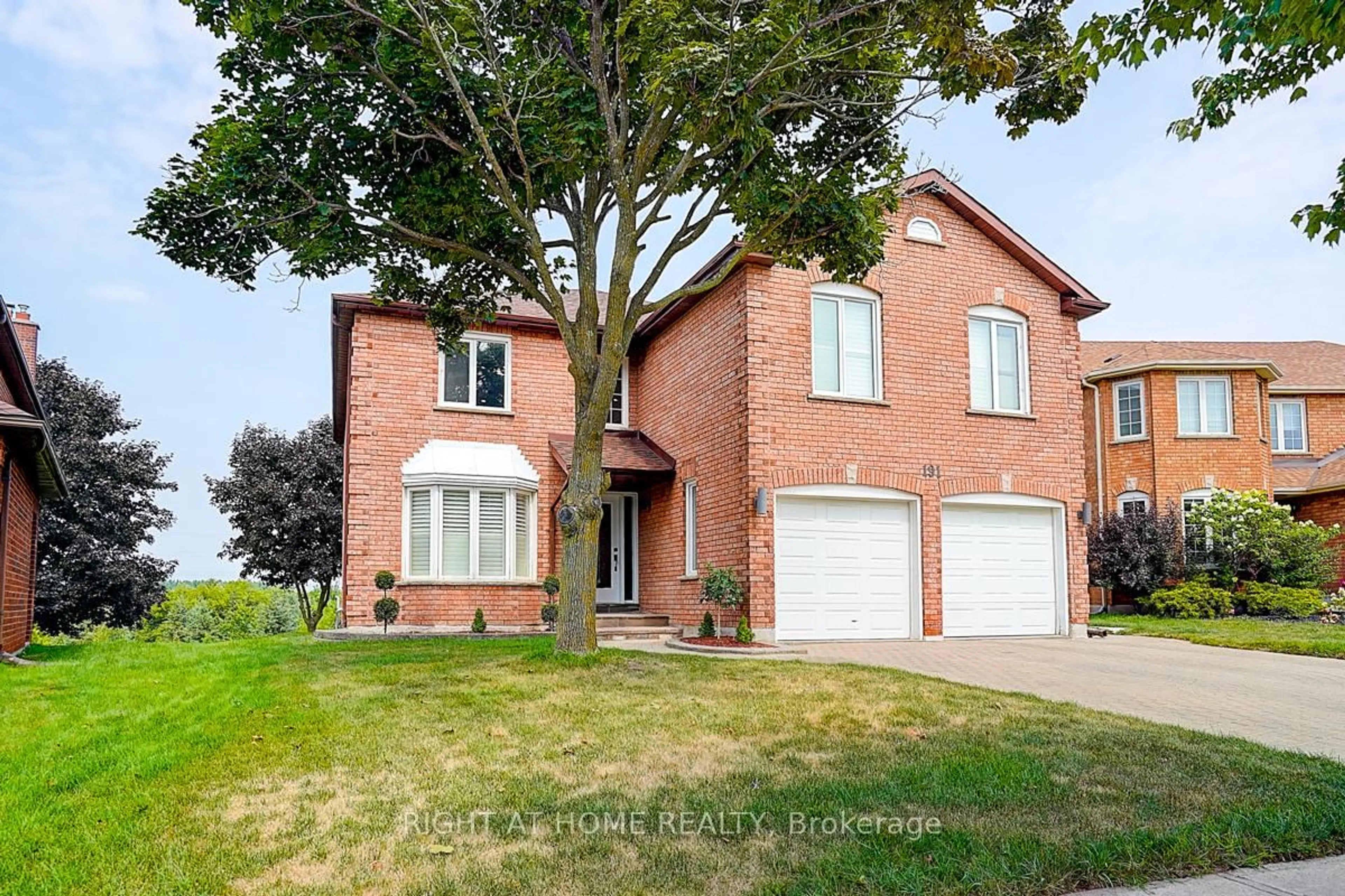 Home with brick exterior material, street for 191 Kensit Ave, Newmarket Ontario L3X 1S6