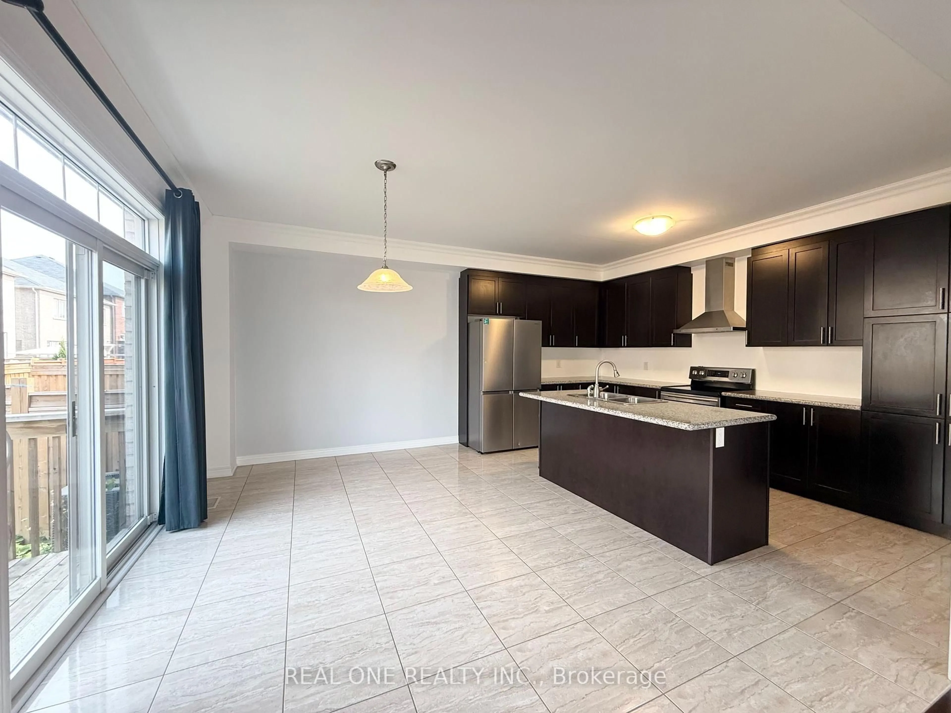 Open concept kitchen, ceramic/tile floor for 39 MOWDER Dr, Aurora Ontario L4G 0V4