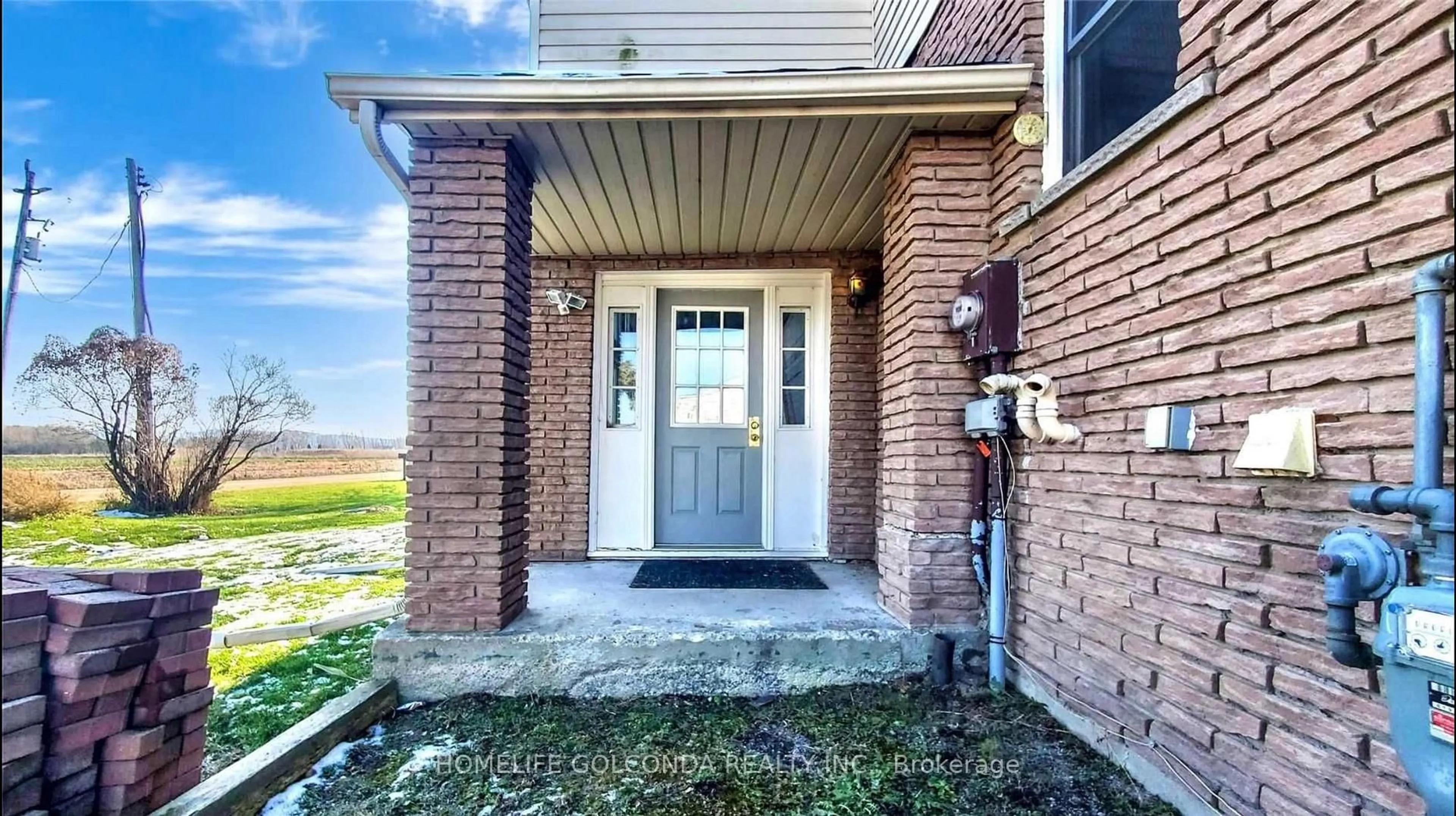 Indoor entryway for 19880 Dufferin St, King Ontario L3Y 4V9