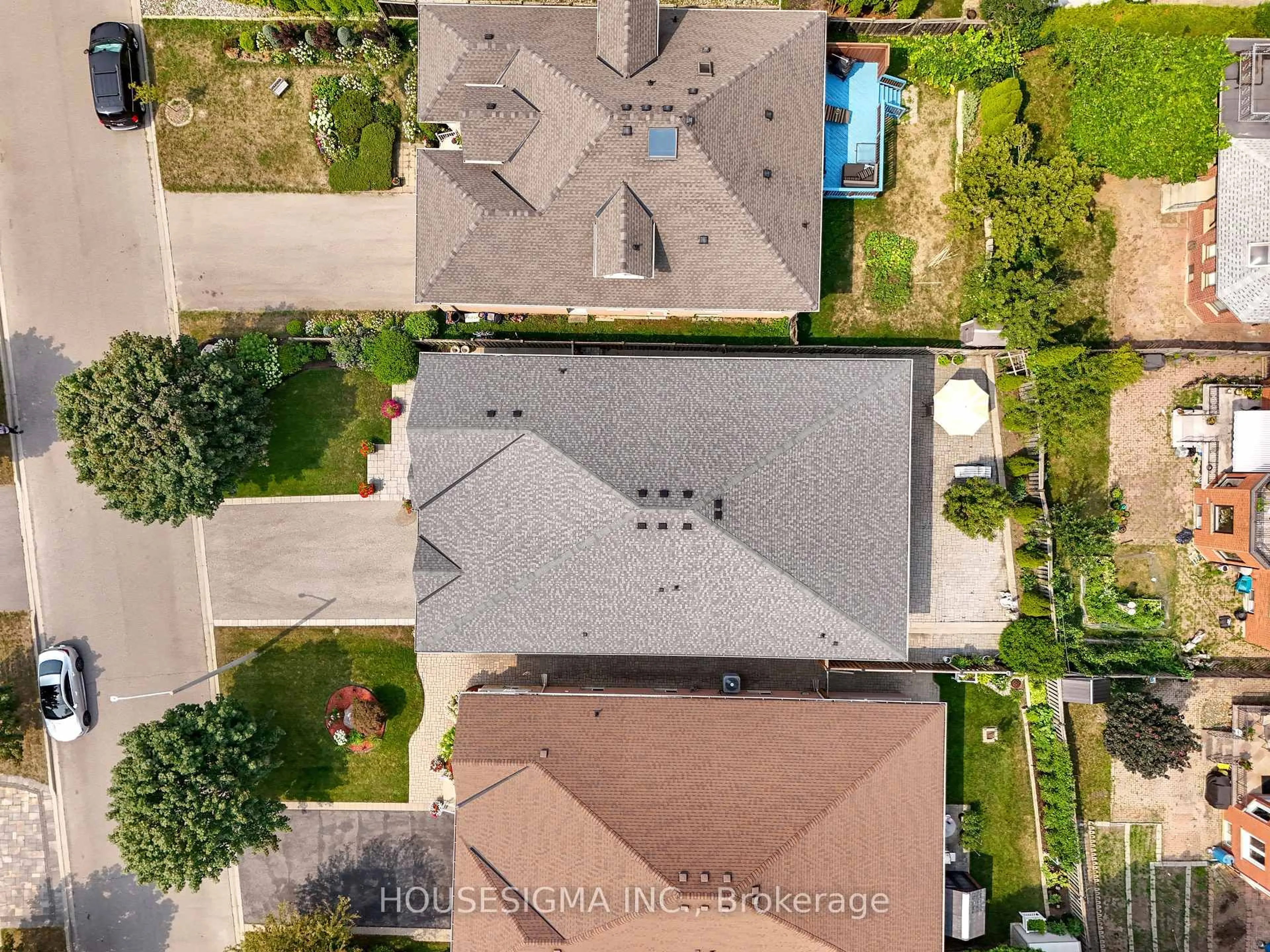A pic from outside/outdoor area/front of a property/back of a property/a pic from drone, street for 38 Pairash Ave, Richmond Hill Ontario L4C 0N1