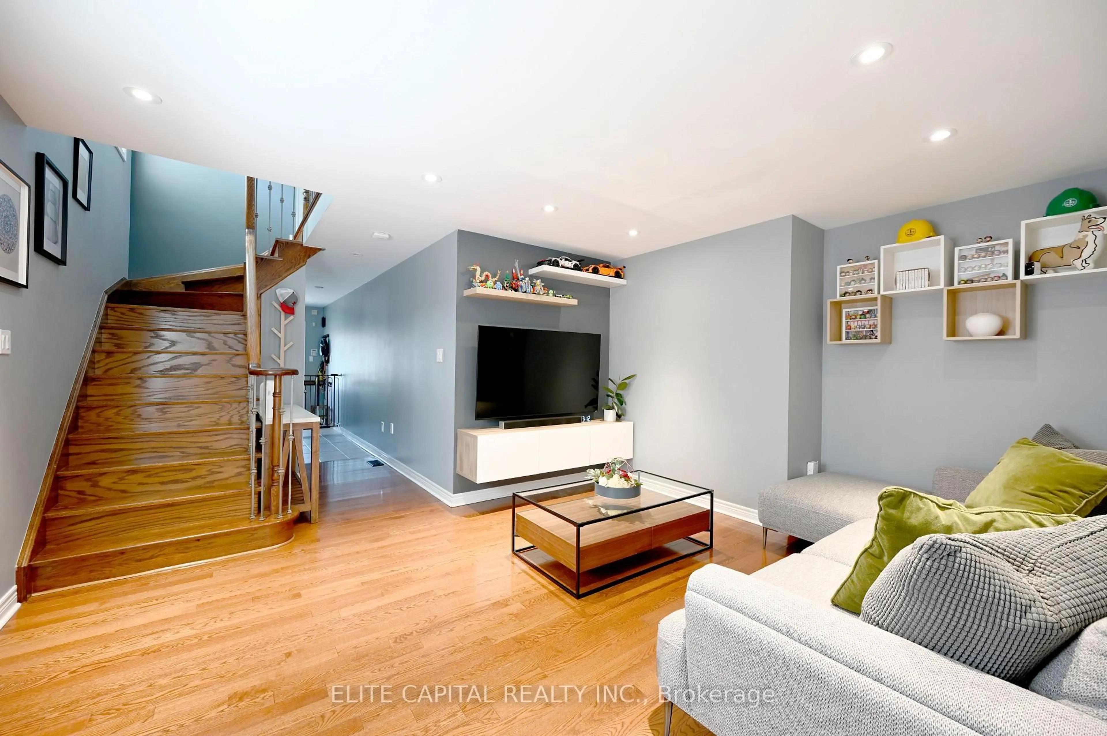 Living room with furniture, wood/laminate floor for 41 Brahm Crt, Vaughan Ontario L4H 0K3