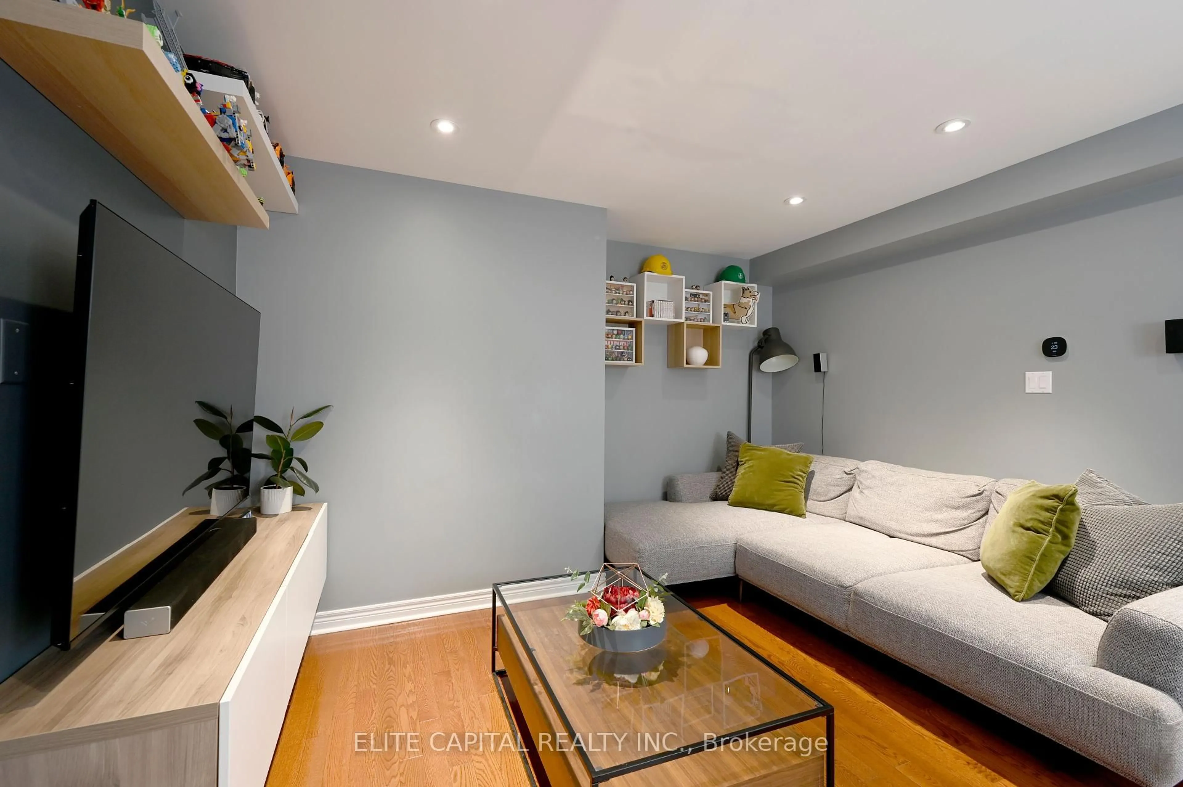 Living room with furniture, wood/laminate floor for 41 Brahm Crt, Vaughan Ontario L4H 0K3