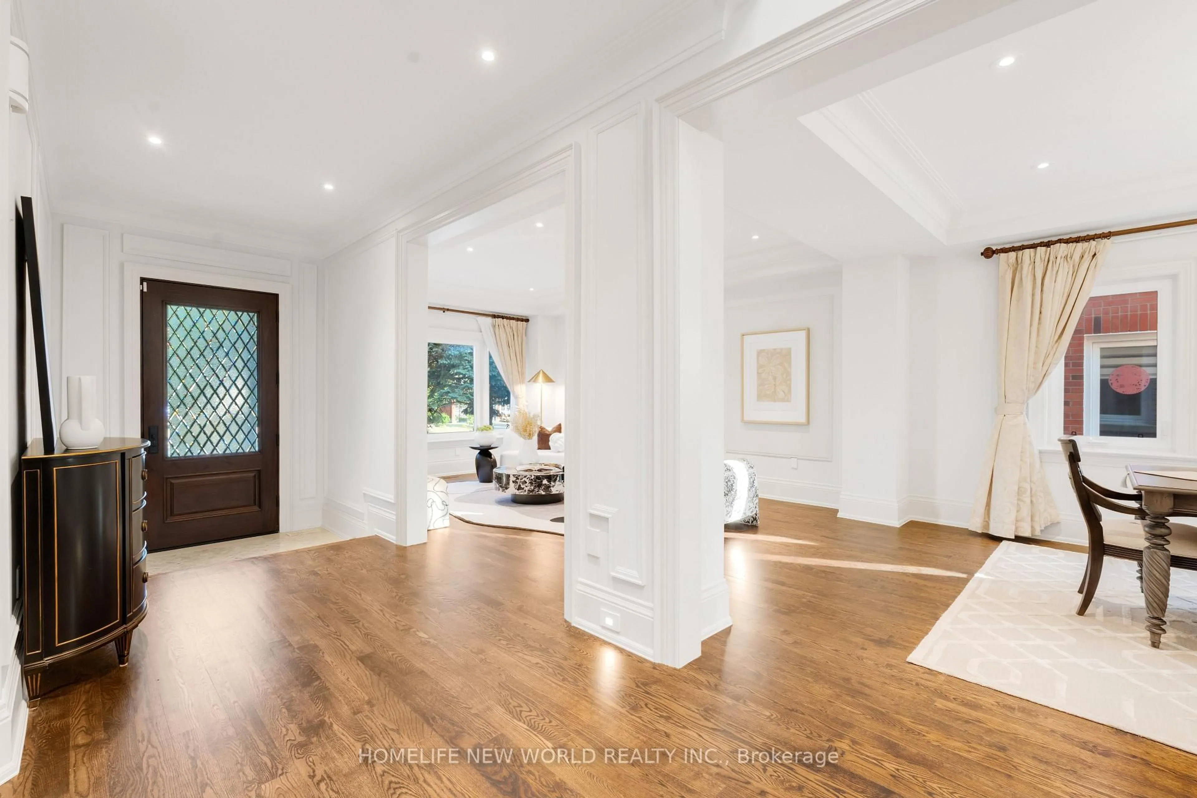 Indoor entryway for 145 Clarendon Dr, Richmond Hill Ontario L4B 3V8