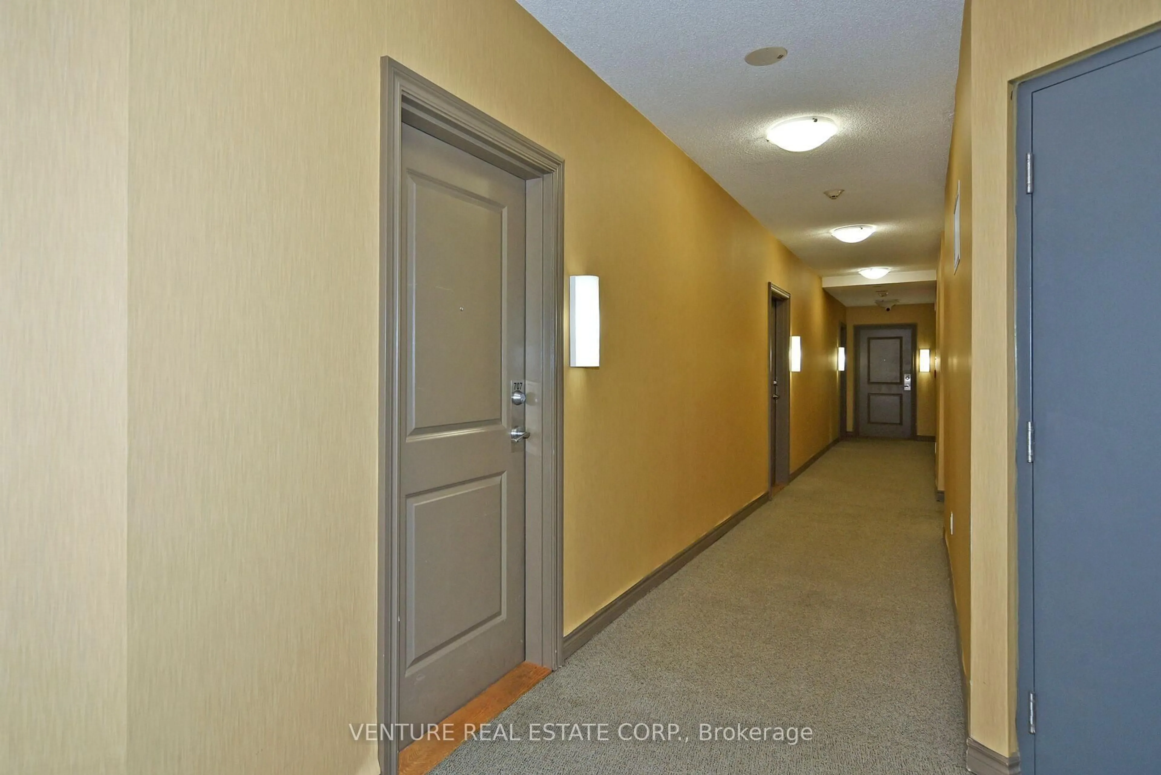 Indoor foyer for 7730 Kipling Ave #707, Vaughan Ontario L4L 1Y9