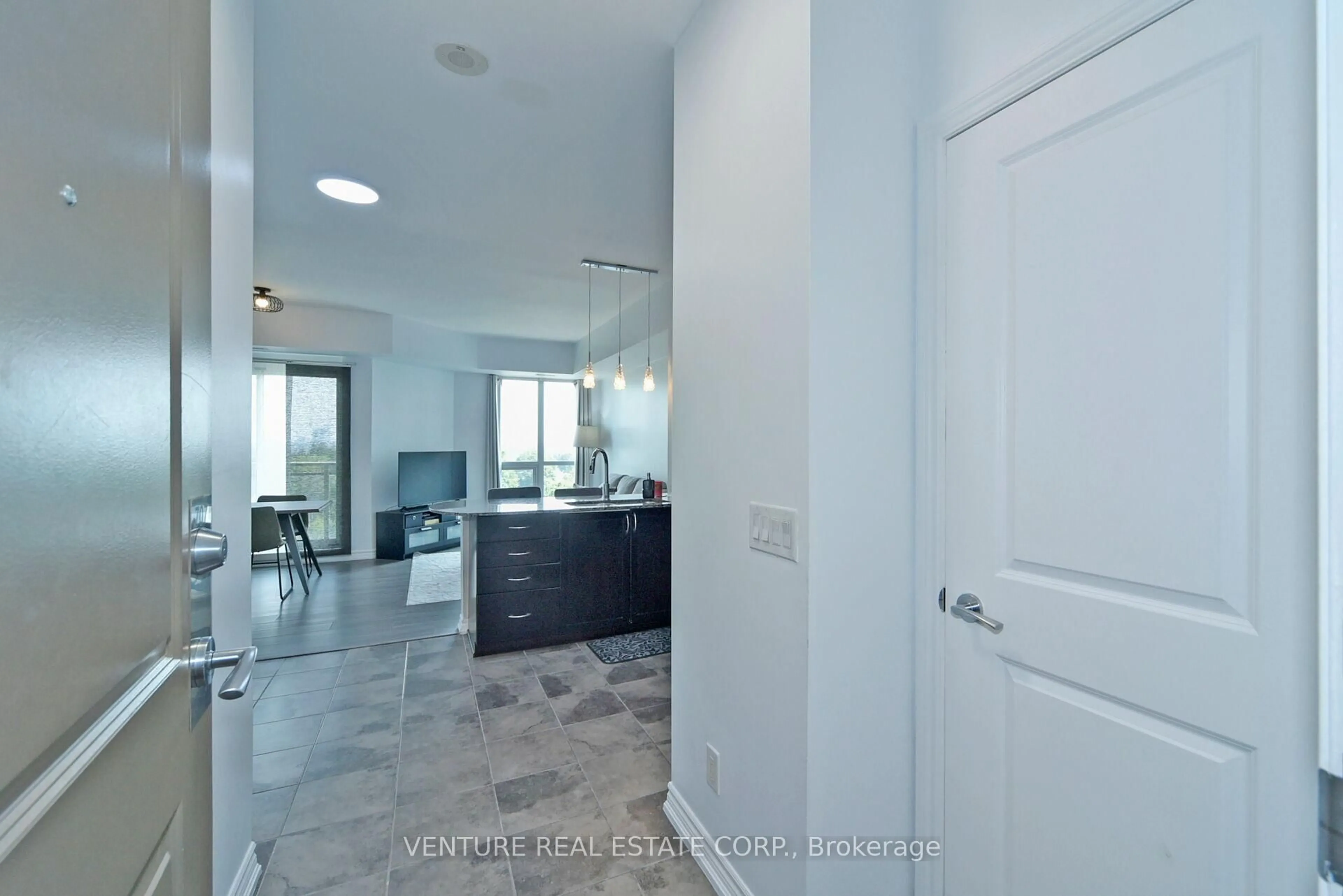 Indoor entryway for 7730 Kipling Ave #707, Vaughan Ontario L4L 1Y9