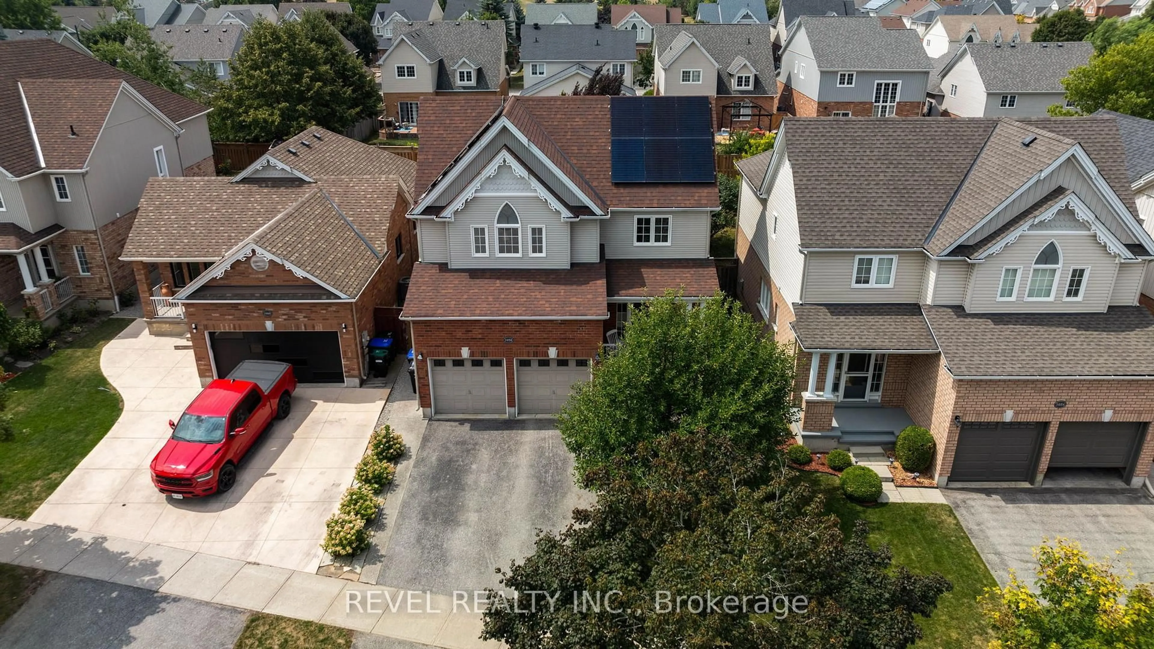 A pic from outside/outdoor area/front of a property/back of a property/a pic from drone, street for 1058 Muriel St, Innisfil Ontario L9S 4W7