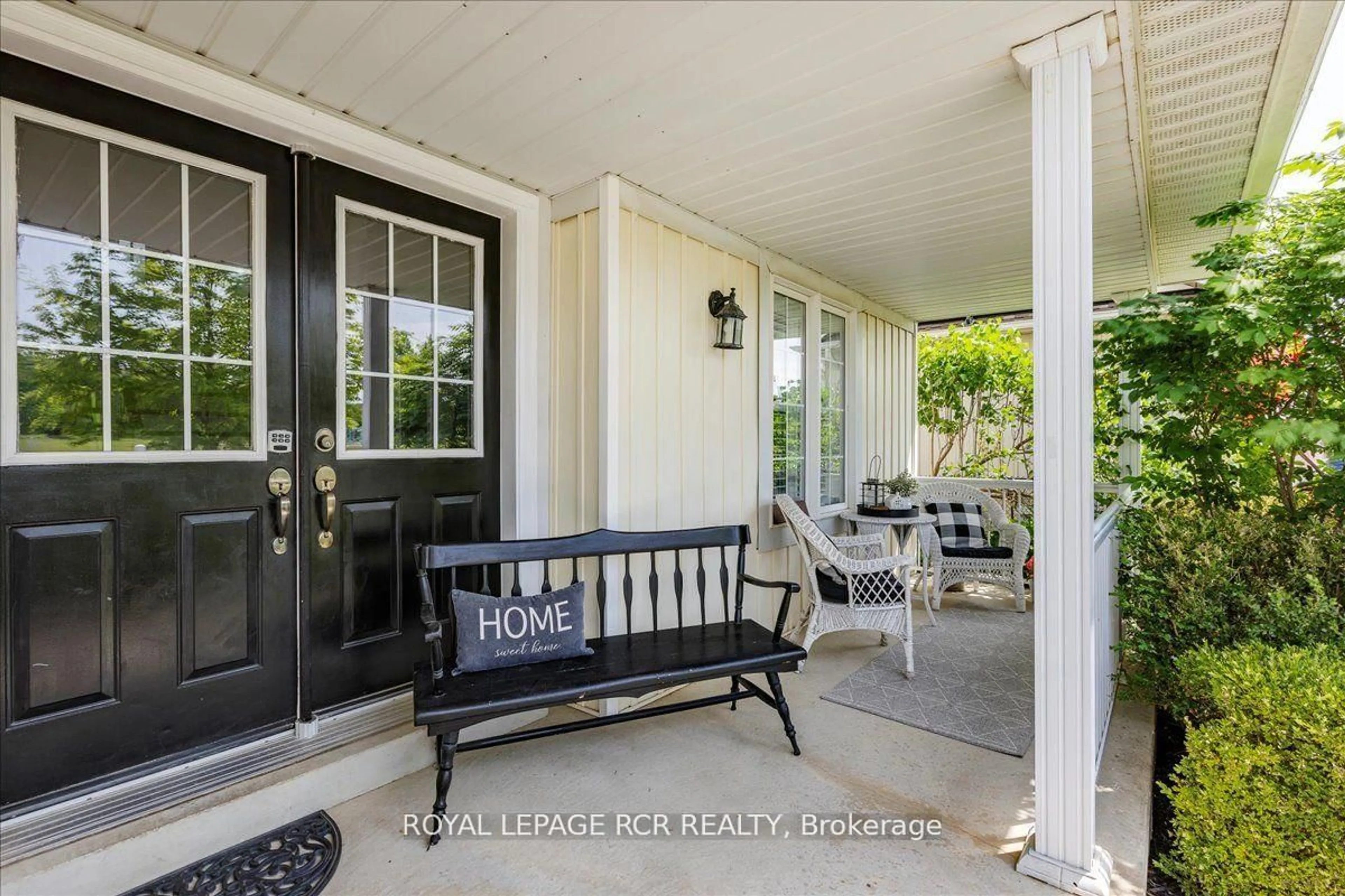 Indoor entryway for 340 King St, East Gwillimbury Ontario L0G 1M0