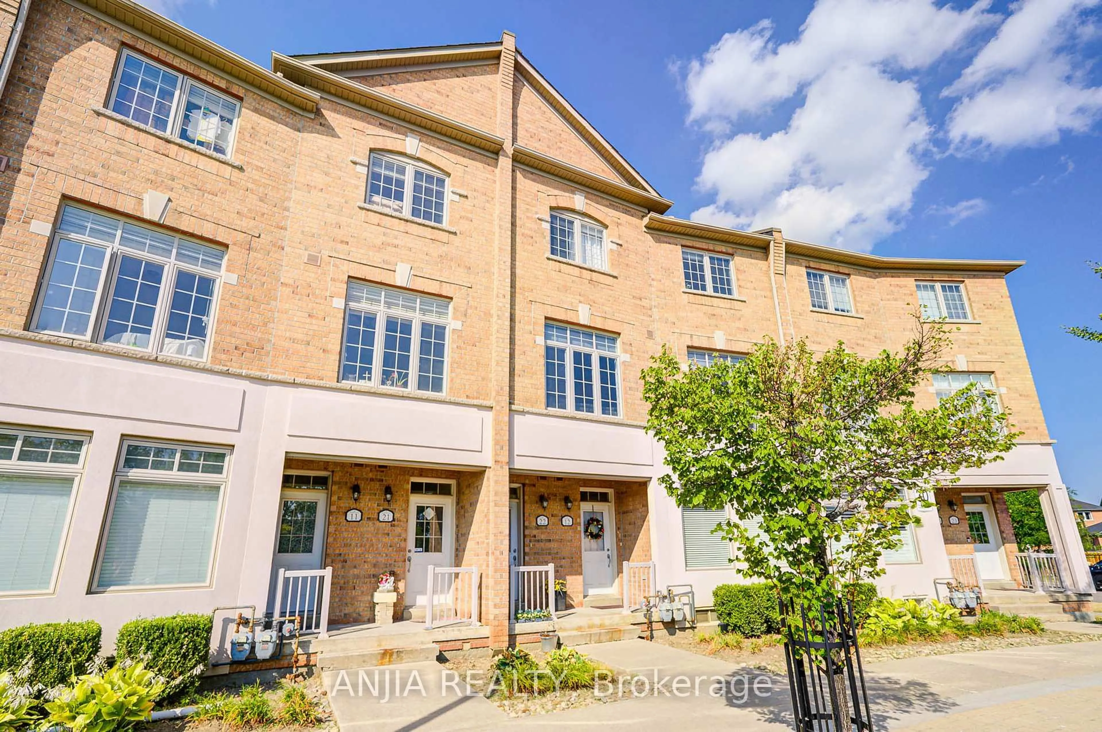 A pic from outside/outdoor area/front of a property/back of a property/a pic from drone, street for 30 Greensborough Village Circ #22, Markham Ontario L6E 1Z1