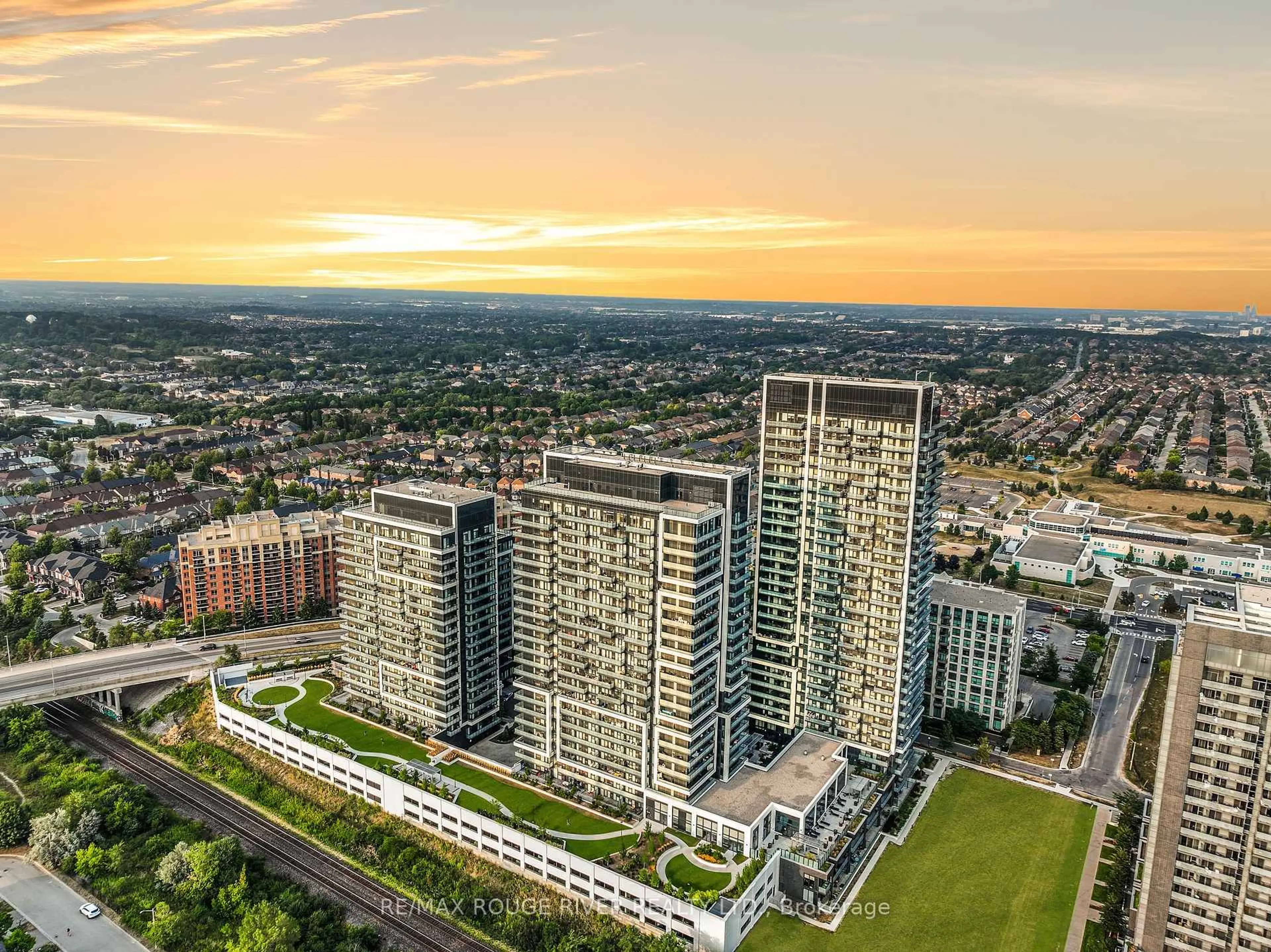 A pic from outside/outdoor area/front of a property/back of a property/a pic from drone, city buildings view from balcony for 95 Oneida Cres #602, Richmond Hill Ontario L4B 0H5