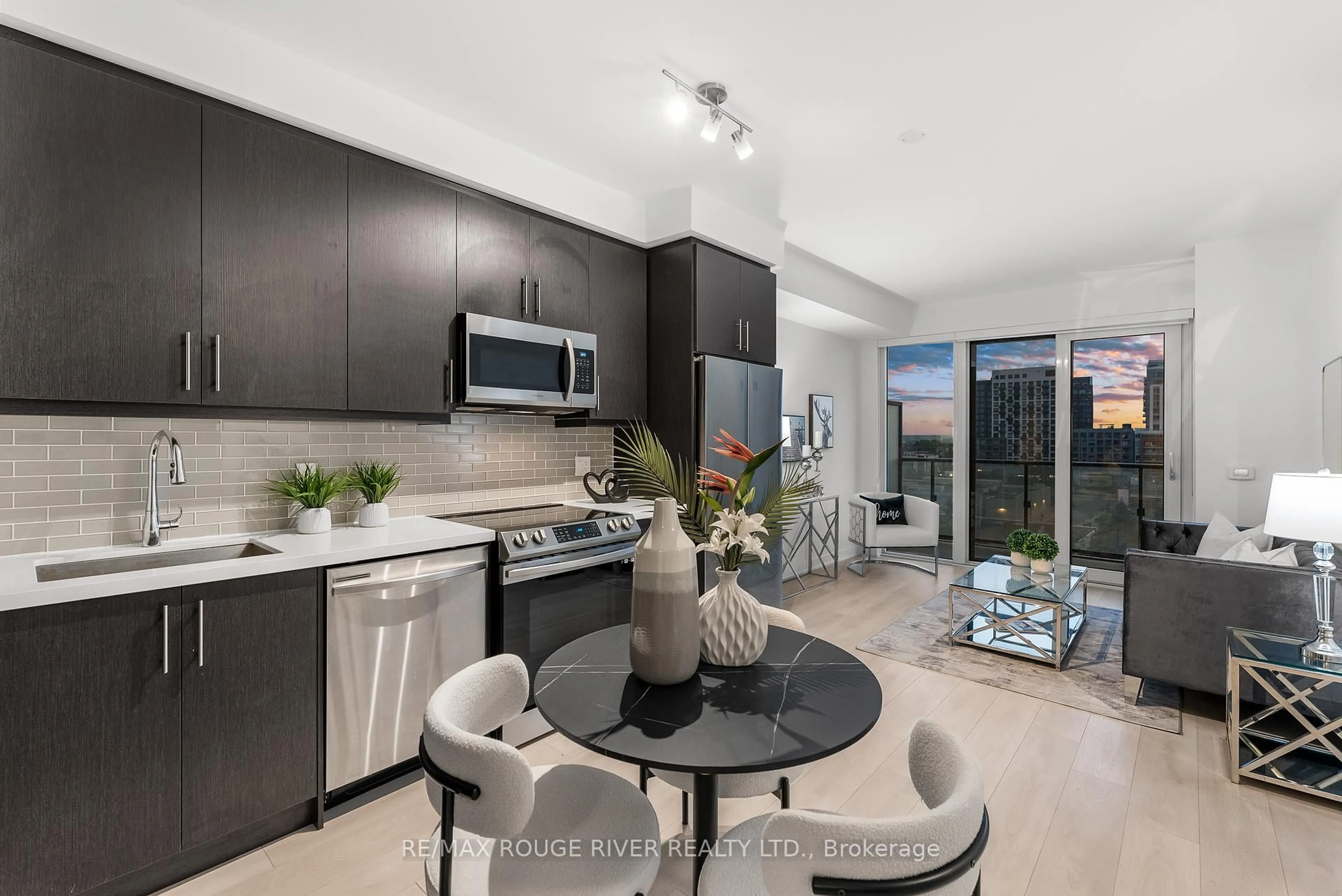 Open concept kitchen, ceramic/tile floor for 95 Oneida Cres #602, Richmond Hill Ontario L4B 0H5