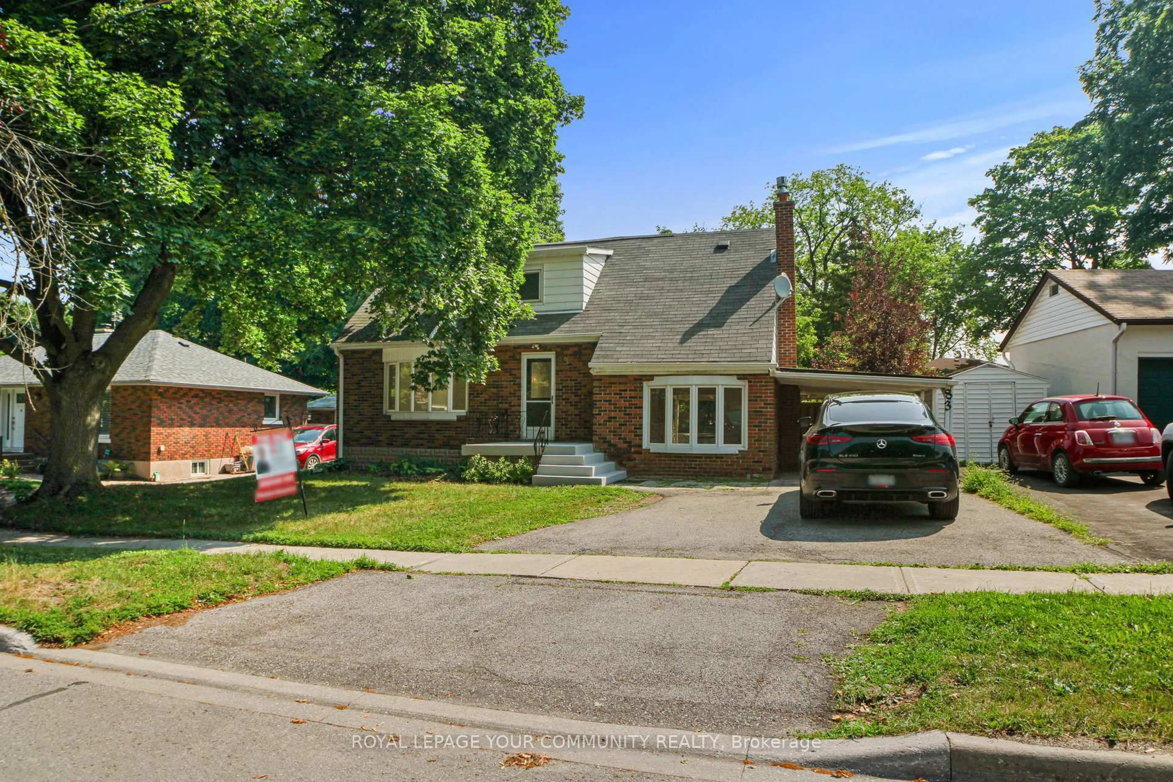 A pic from outside/outdoor area/front of a property/back of a property/a pic from drone, street for 83 Lundy's Lane, Newmarket Ontario L3Y 3R9
