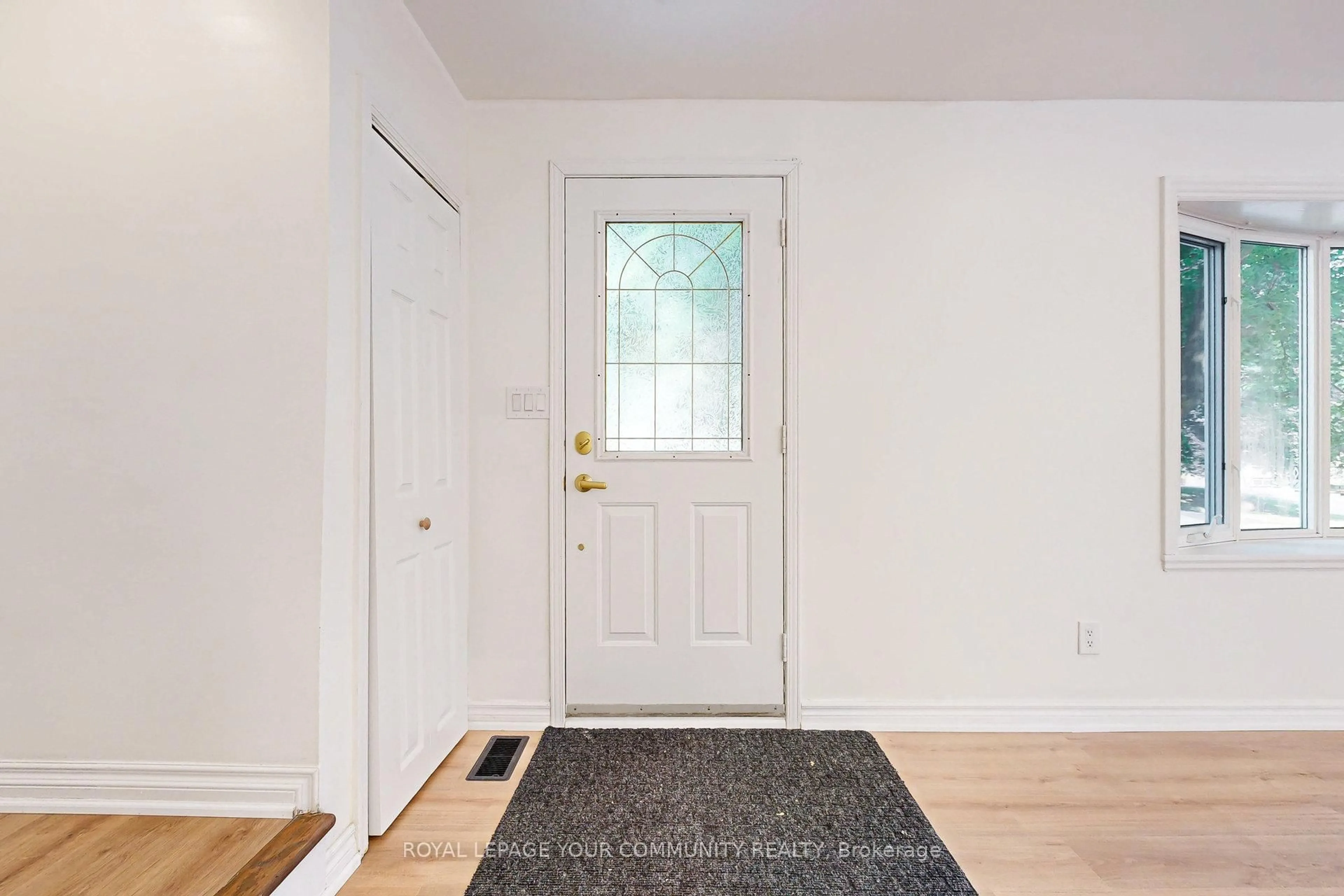 Indoor entryway for 83 Lundy's Lane, Newmarket Ontario L3Y 3R9
