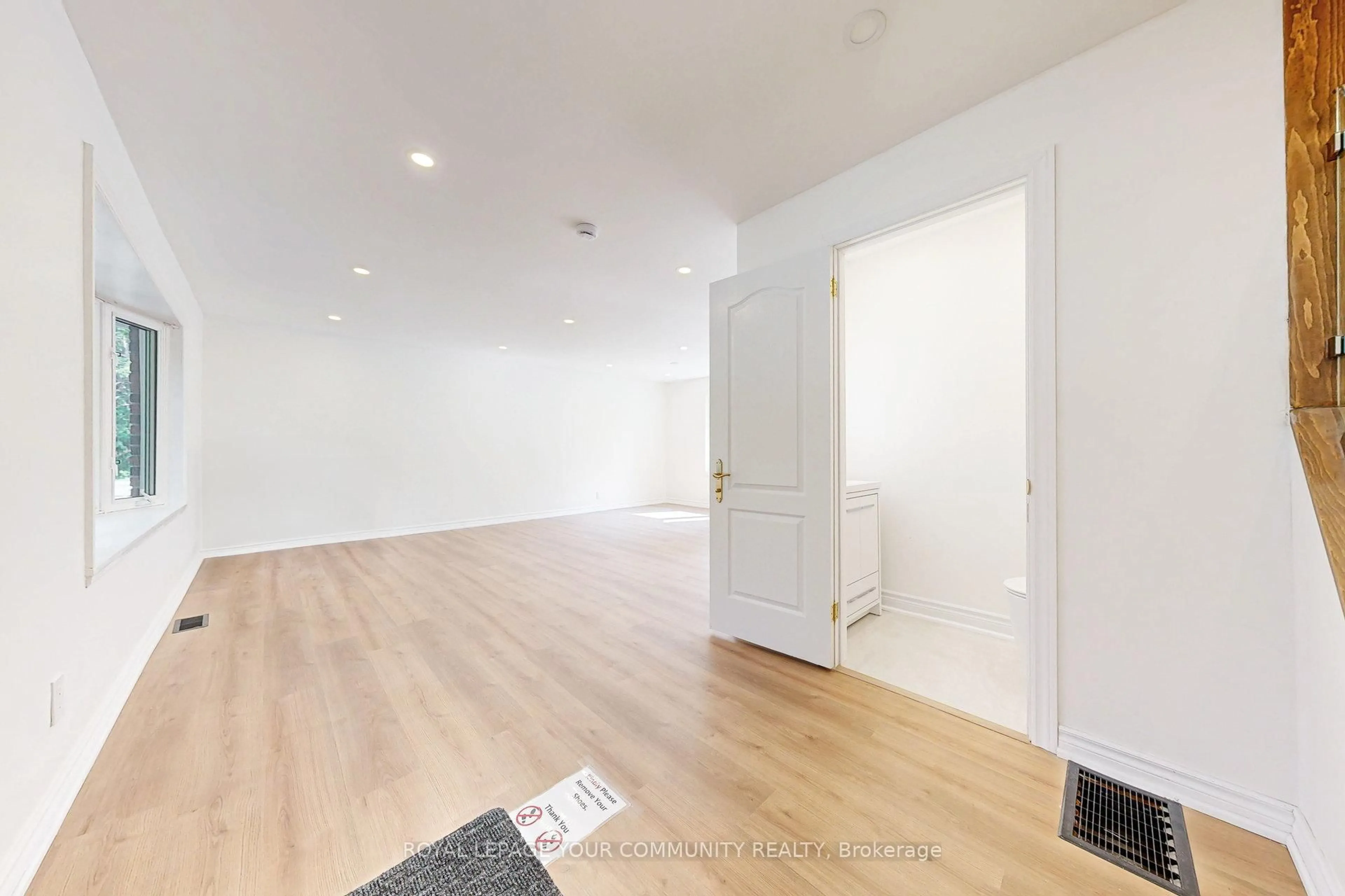 A pic of a room for 83 Lundy's Lane, Newmarket Ontario L3Y 3R9