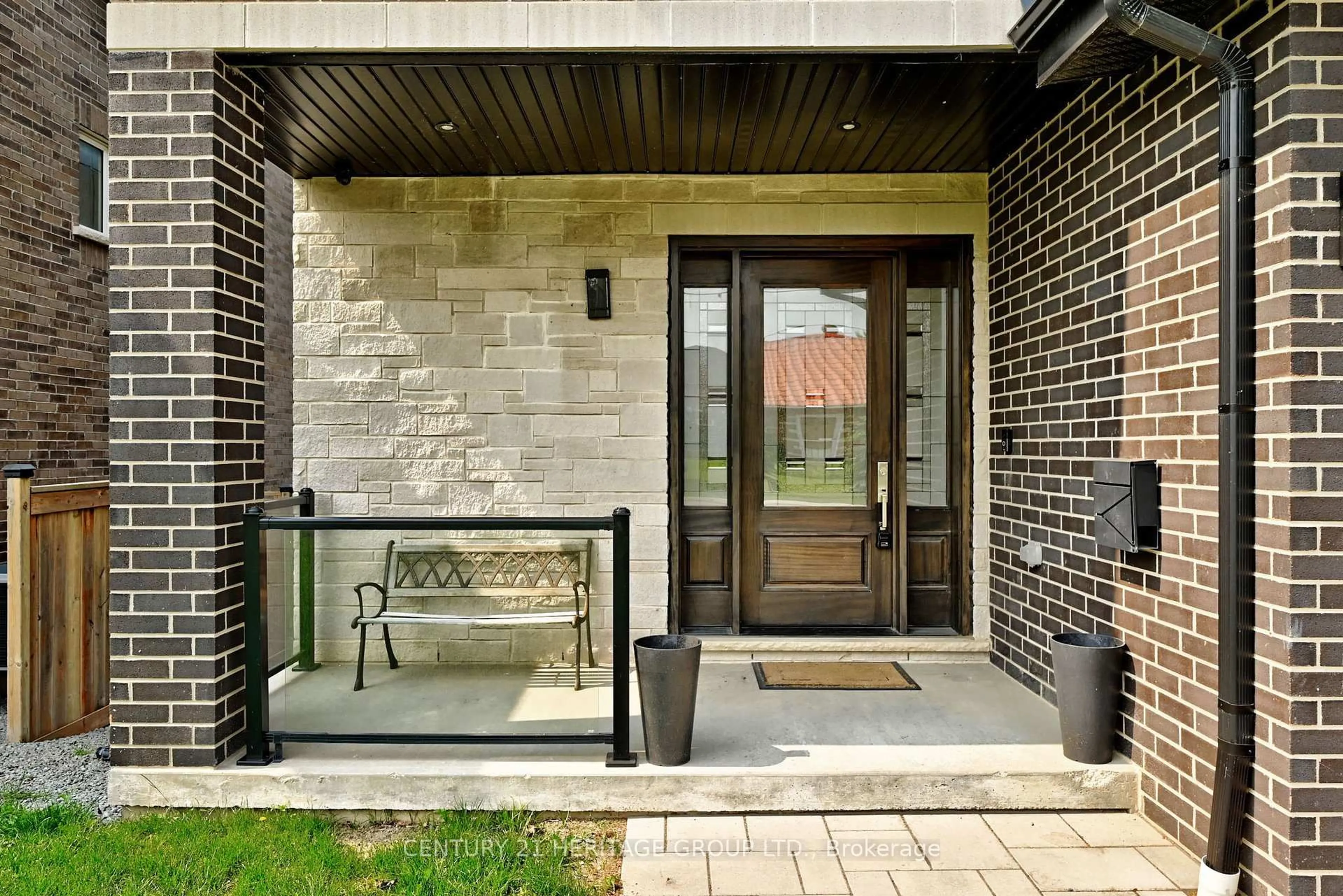 Indoor entryway for 148 Church St, Georgina Ontario L4P 1J5