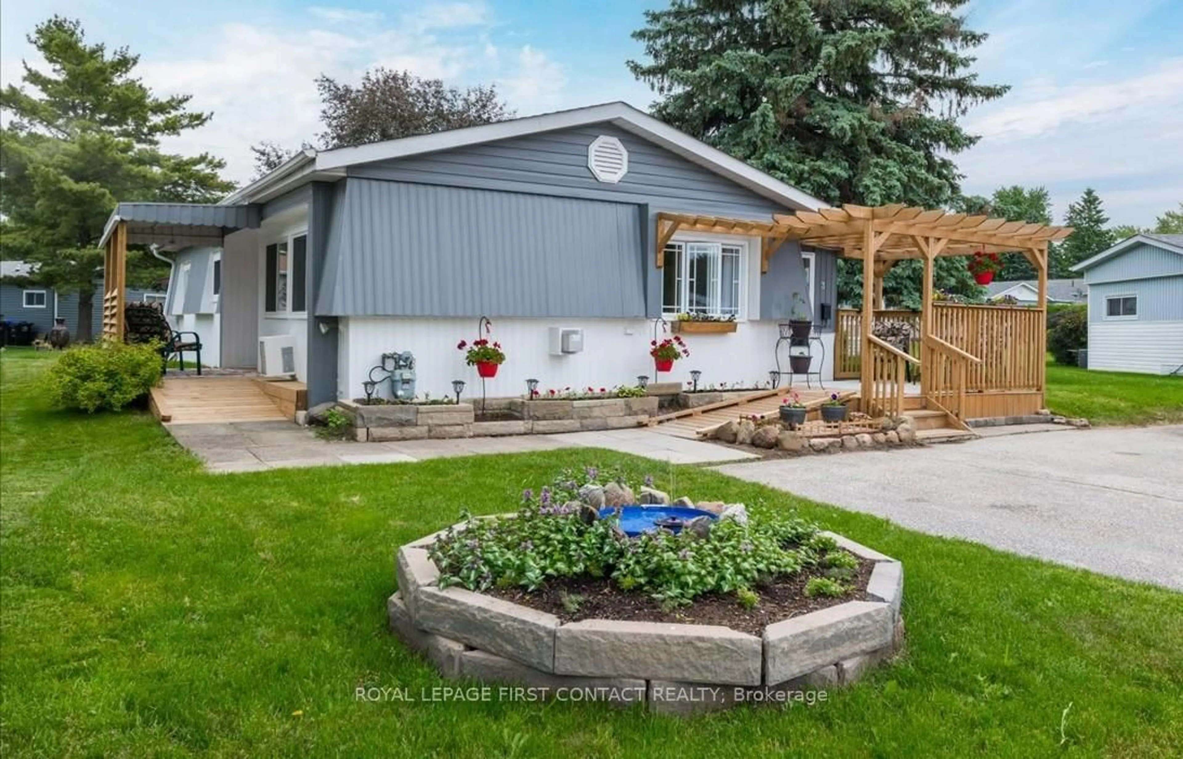 Home with vinyl exterior material, street for 3 Weeping Willow Dr, Innisfil Ontario L9S 1R6