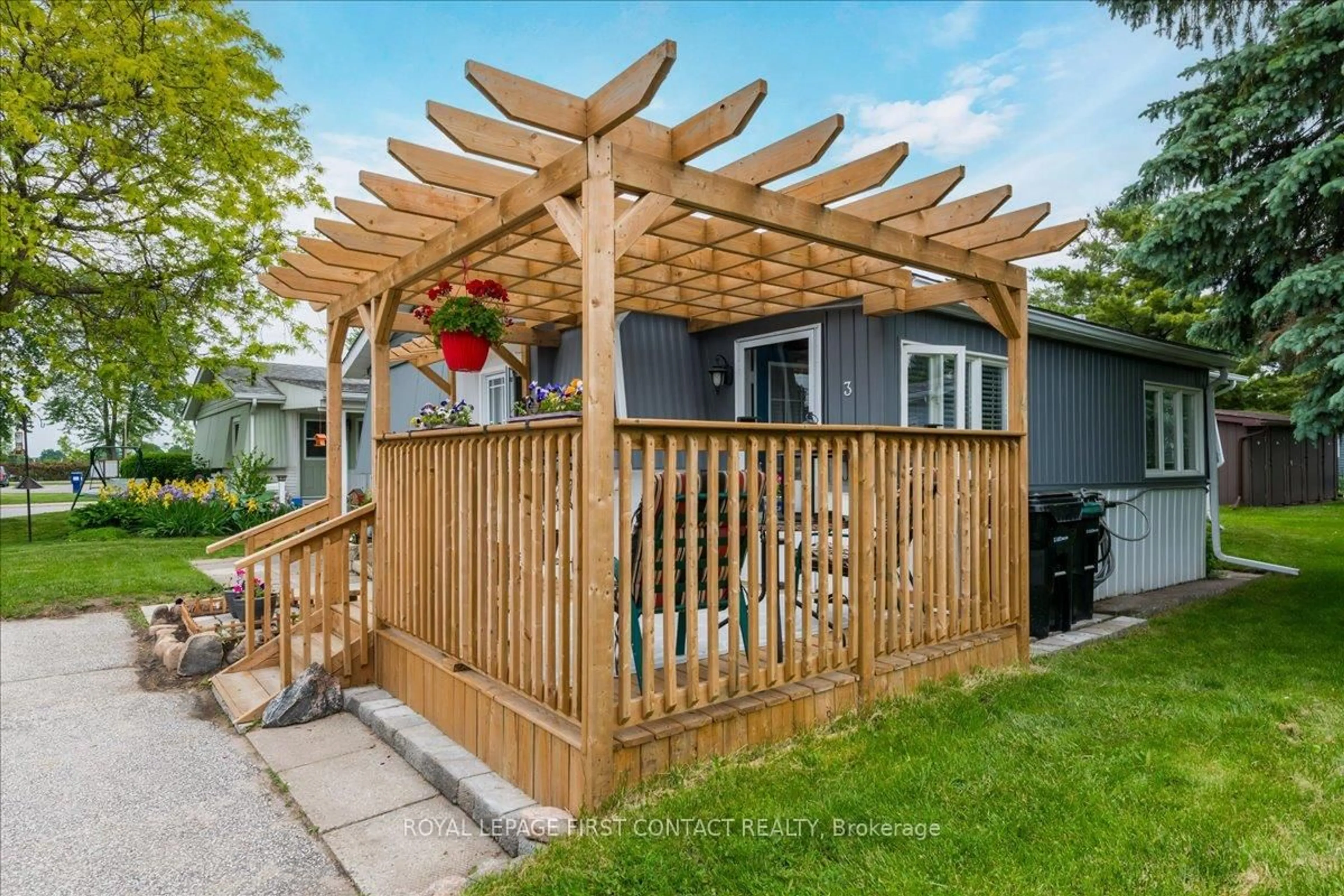 Patio, street for 3 Weeping Willow Dr, Innisfil Ontario L9S 1R6