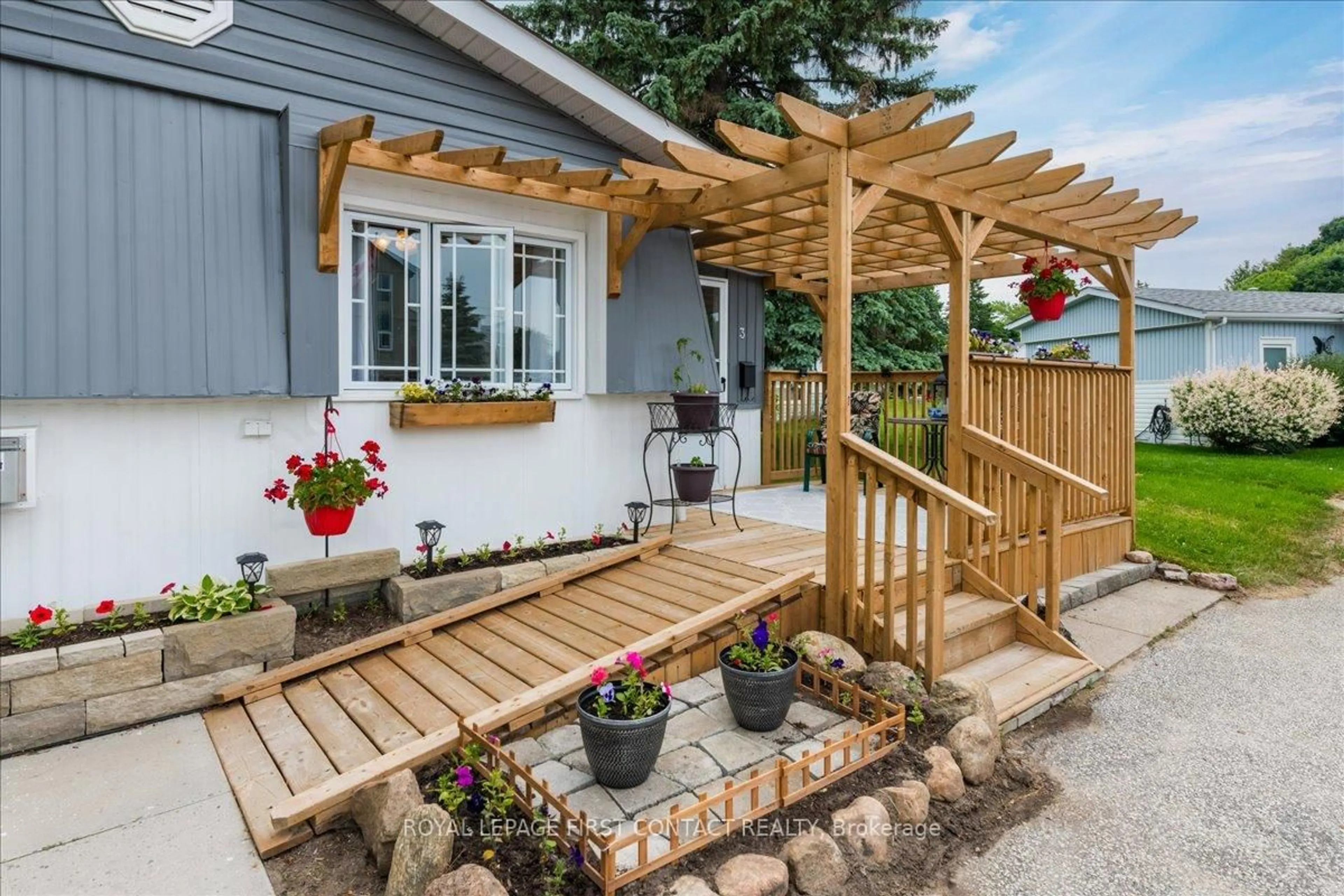 Patio, street for 3 Weeping Willow Dr, Innisfil Ontario L9S 1R6