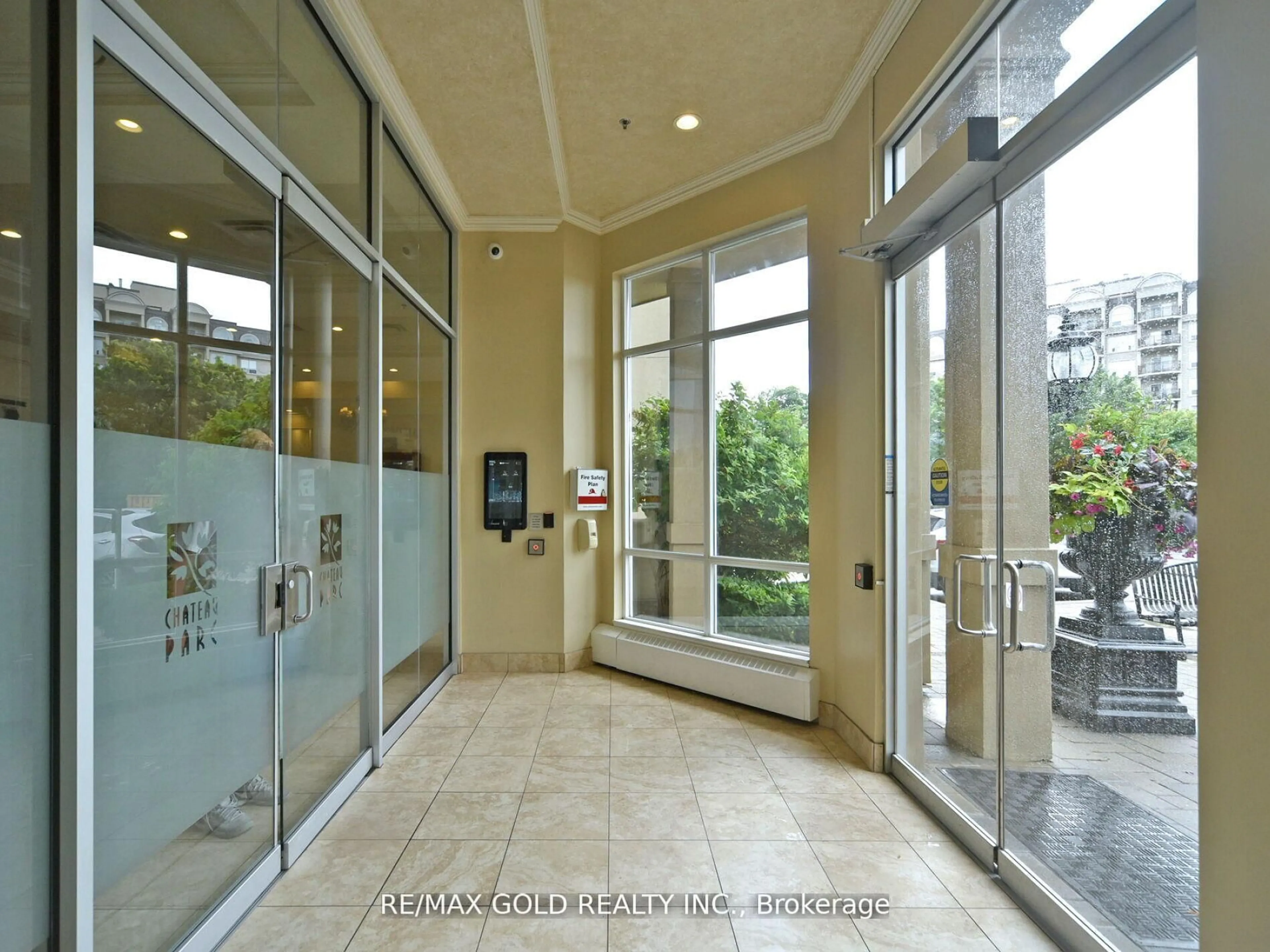 Indoor foyer for 2 Maison Parc Crt #404, Vaughan Ontario L4J 9K4
