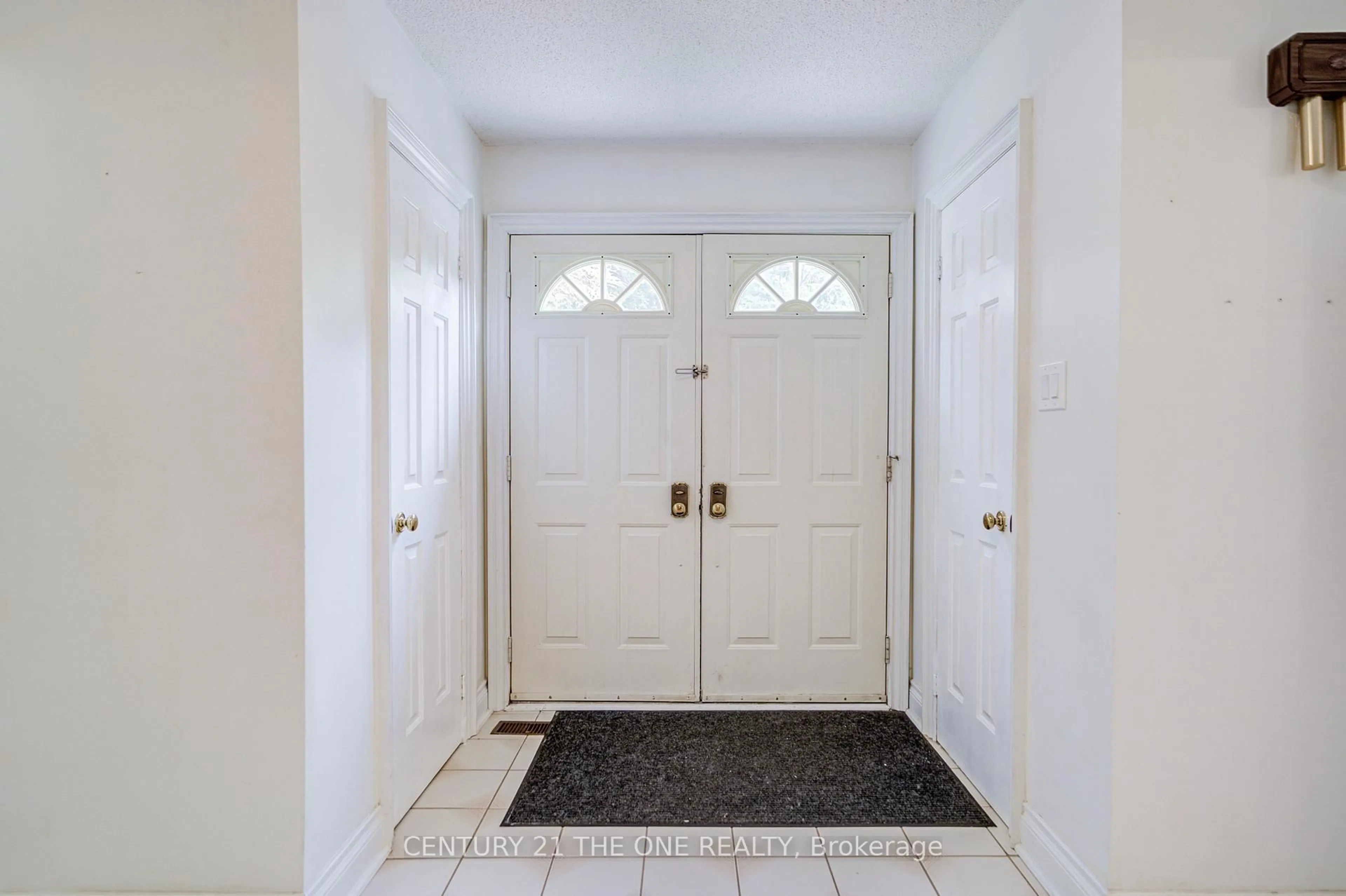 Indoor entryway for 35 Ambleside Cres, Markham Ontario L3R 7T2