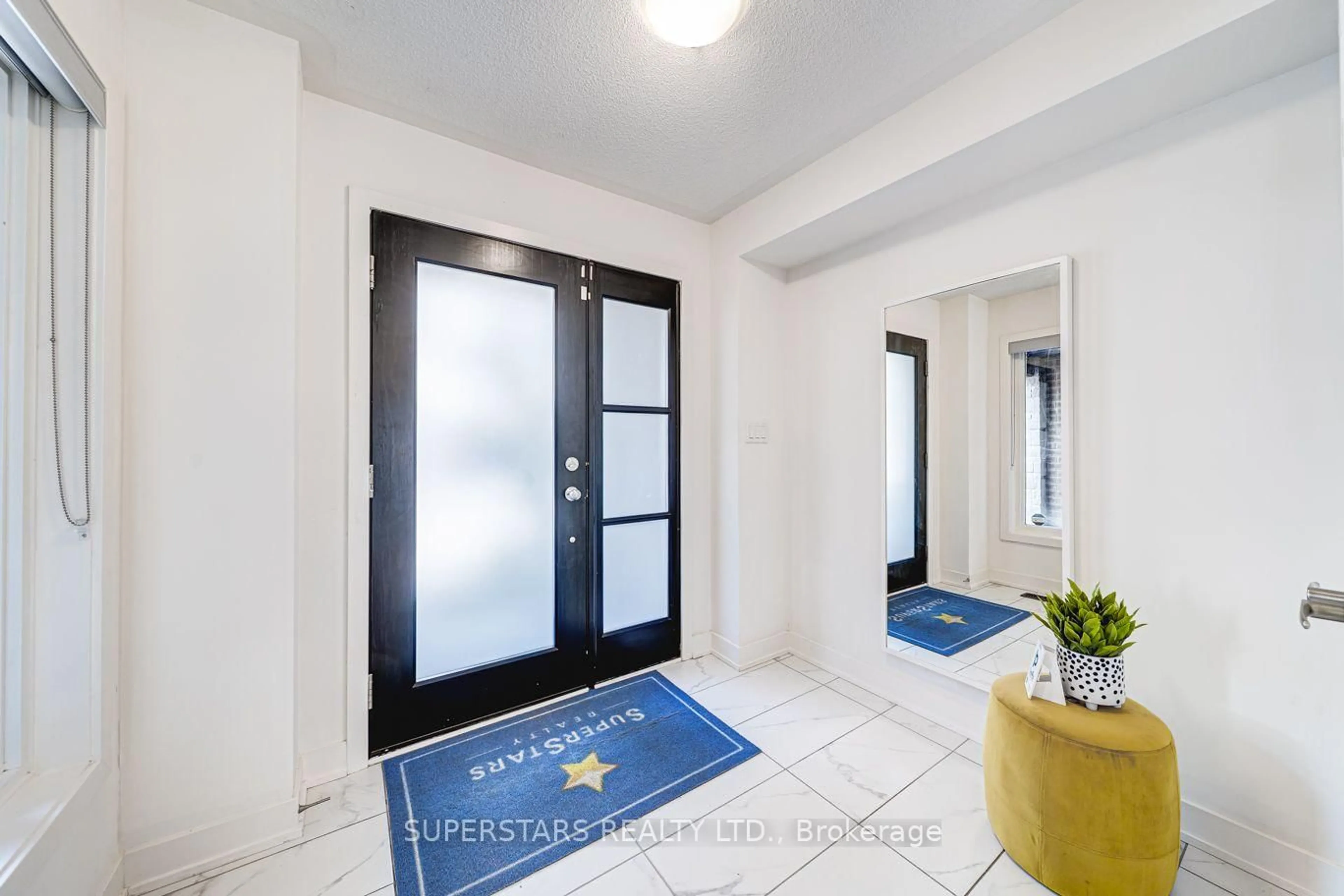 Indoor entryway for 9 Benoit St, Vaughan Ontario L4H 4R7