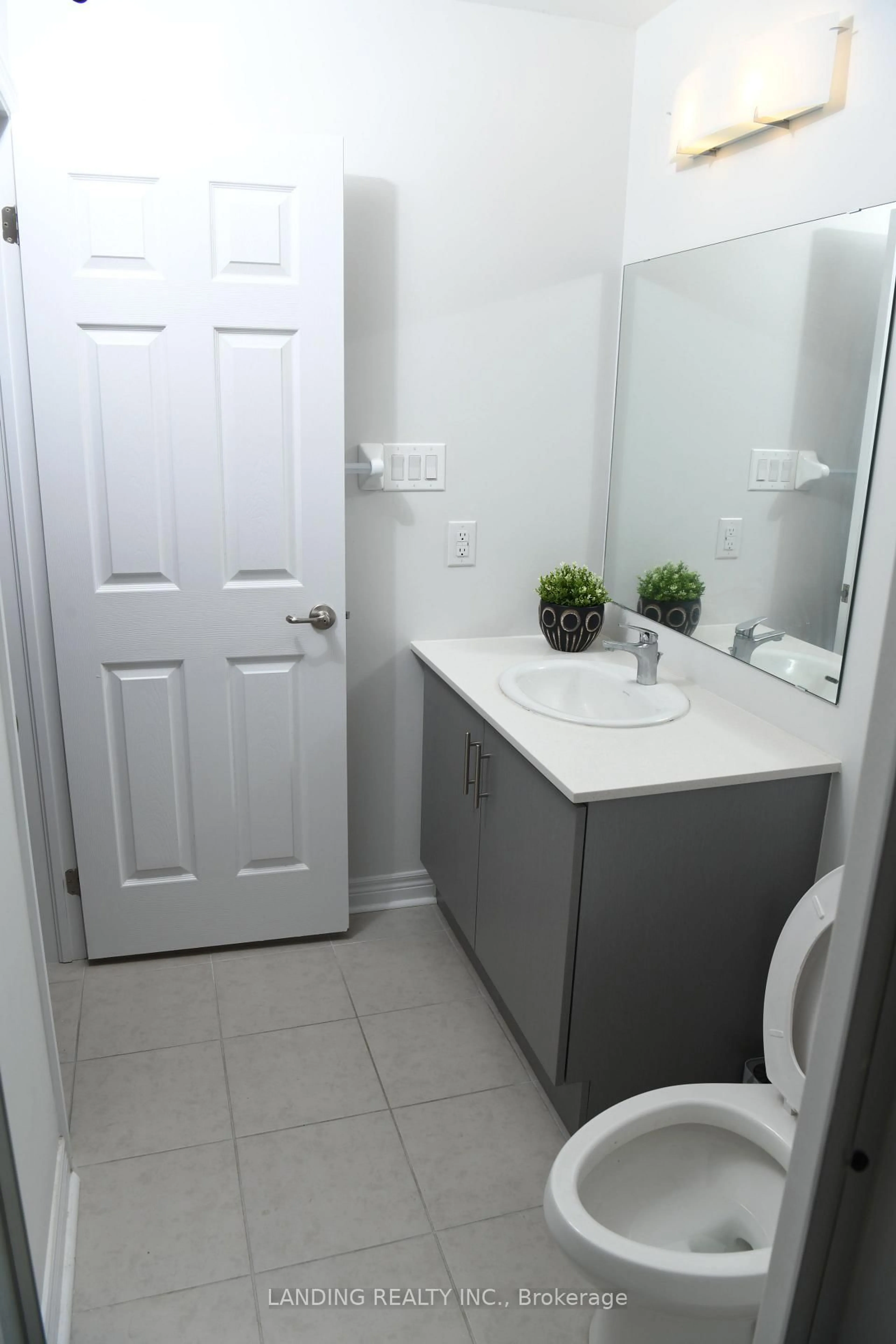 Standard bathroom, unknown for 112 Robert Eaton Avenue Ave, Markham Ontario L3S 0G1