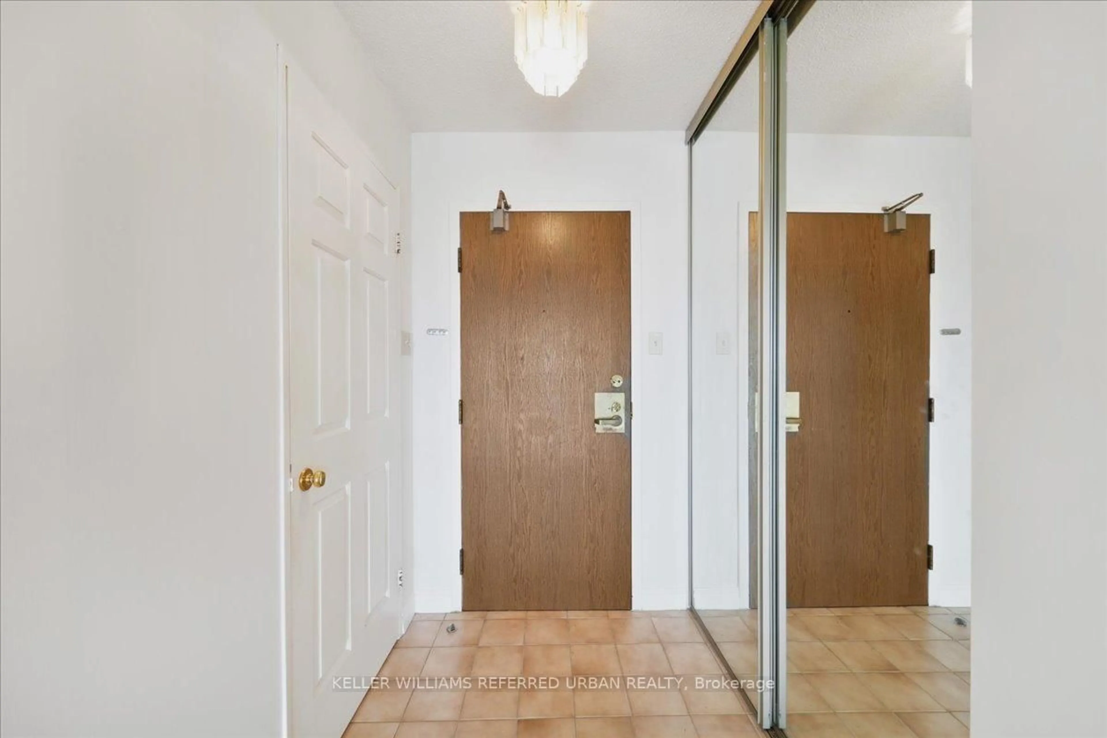 Indoor foyer for 333 Clark Ave #504, Vaughan Ontario L4J 7K4