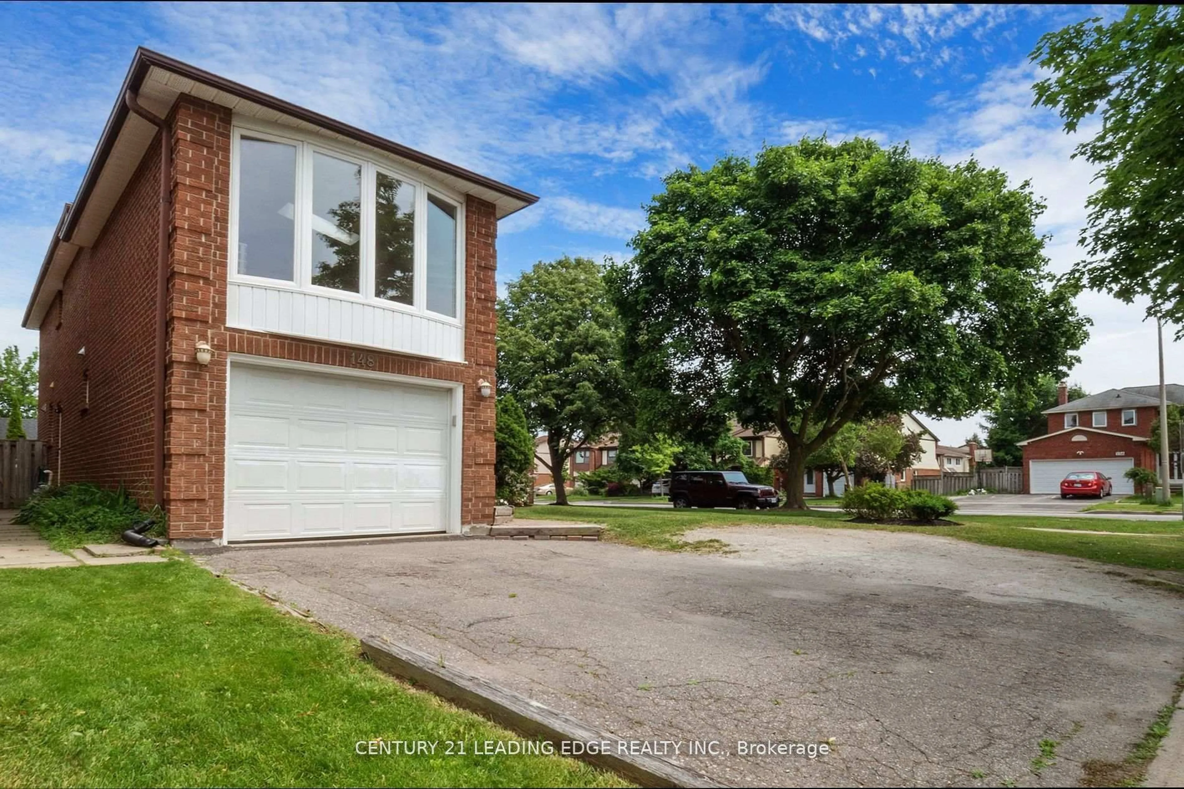 A pic from outside/outdoor area/front of a property/back of a property/a pic from drone, street for 148 Stephen St, Richmond Hill Ontario L4C 5R1