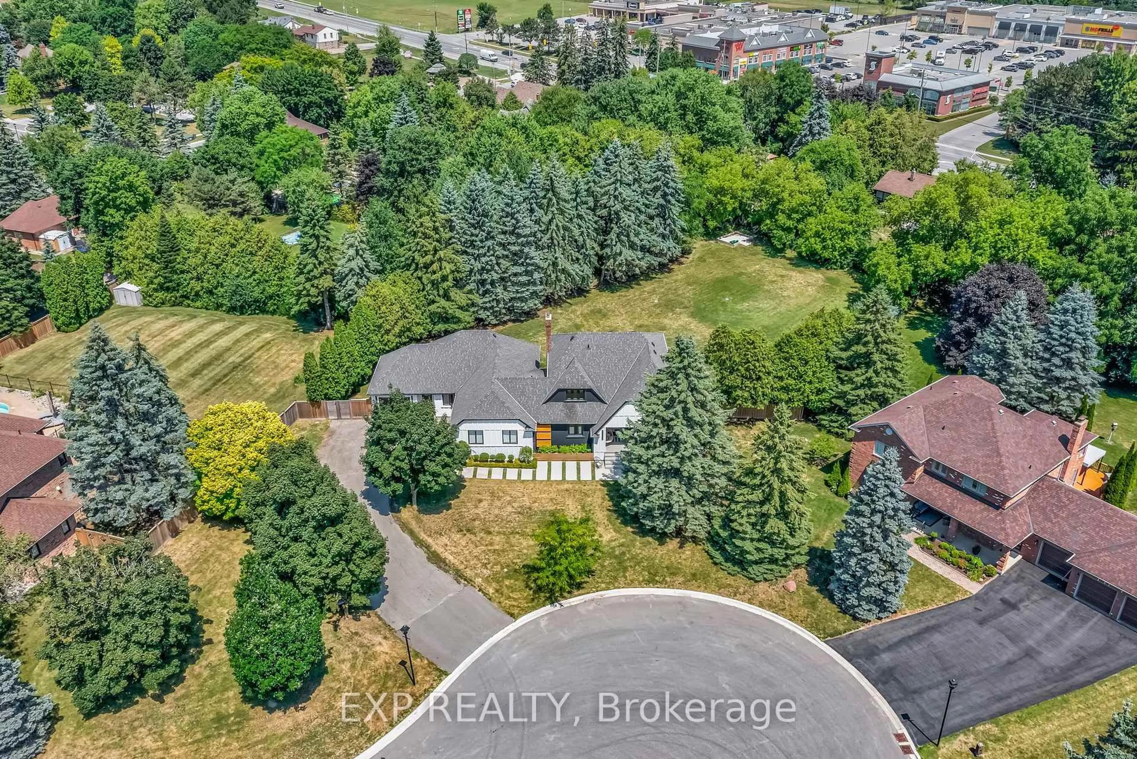 A pic from outside/outdoor area/front of a property/back of a property/a pic from drone, unknown for 17 Chamberlain Crt, King Ontario L0G 1N0