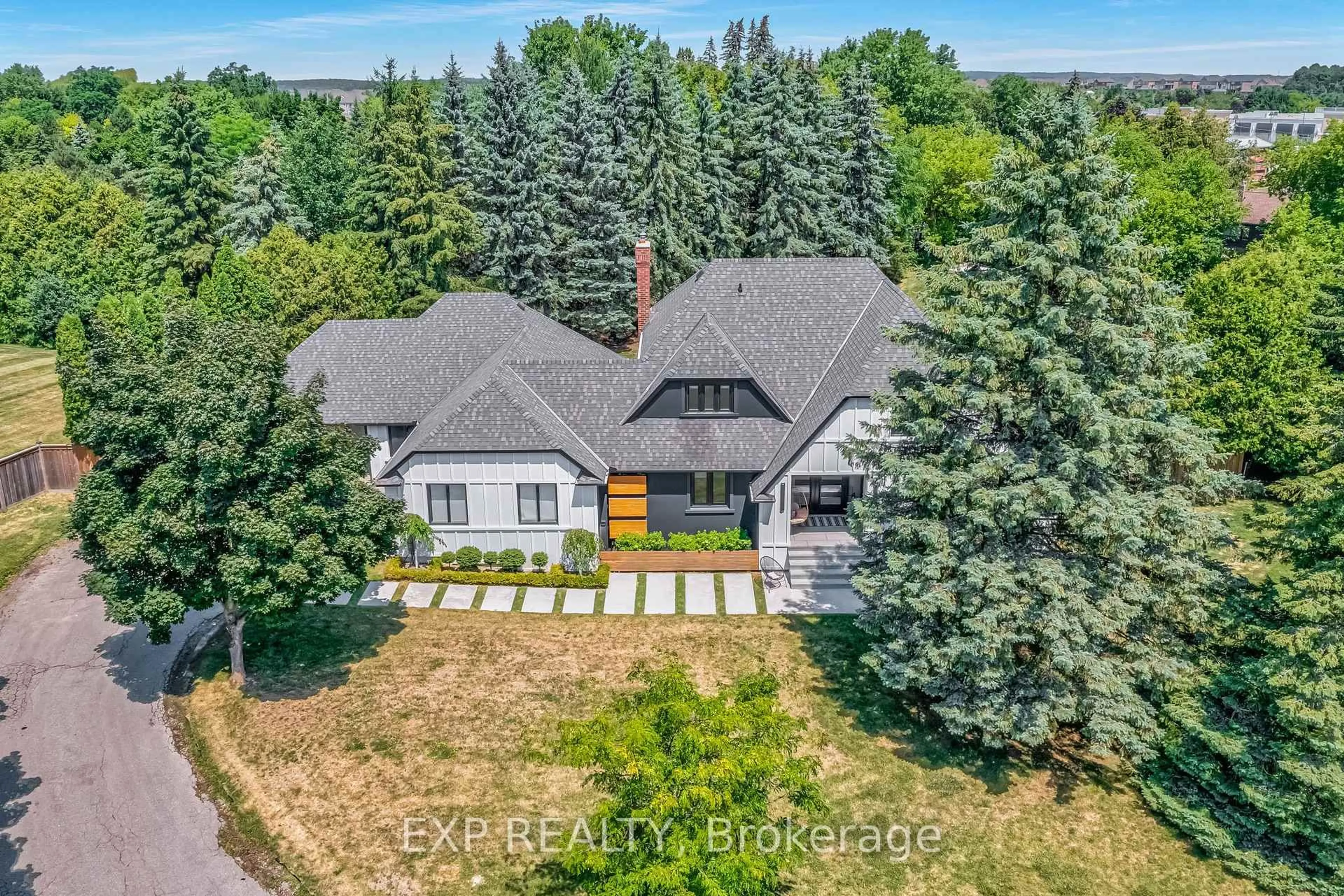A pic from outside/outdoor area/front of a property/back of a property/a pic from drone, street for 17 Chamberlain Crt, King Ontario L0G 1N0