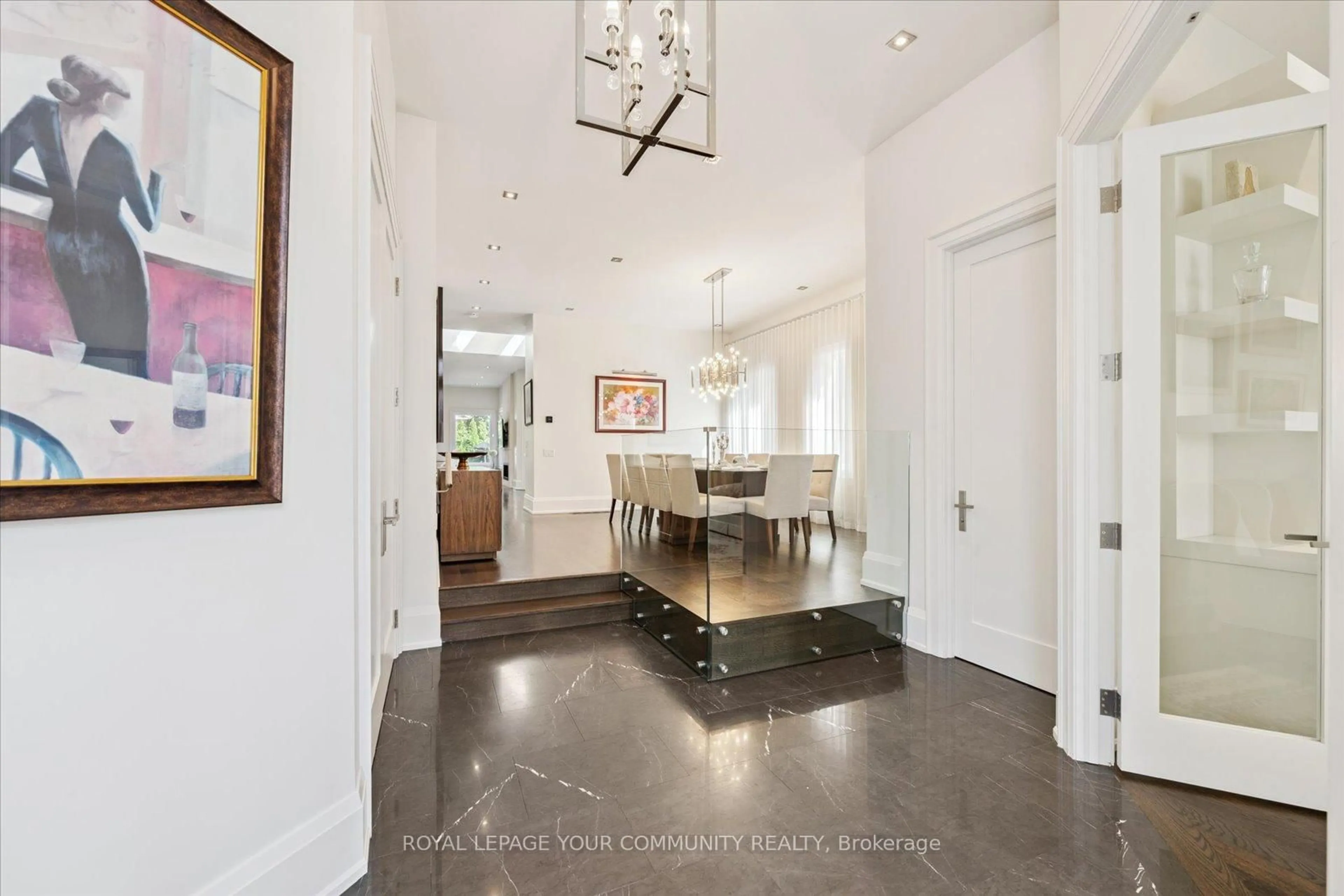 Indoor entryway for 8 Winterport Crt, Richmond Hill Ontario L4C 9V6