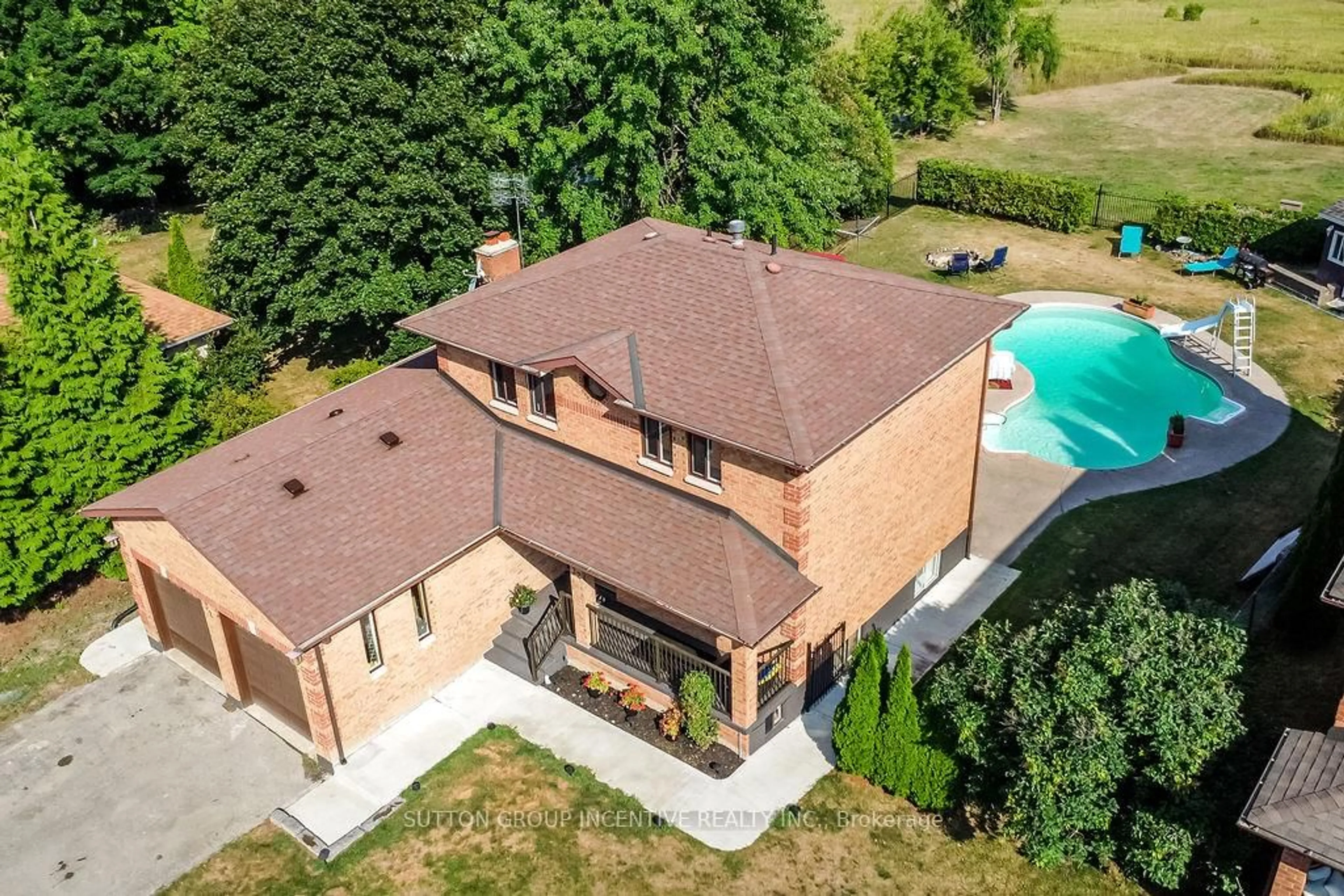 A pic from outside/outdoor area/front of a property/back of a property/a pic from drone, building for 32 Church St, Innisfil Ontario L0L 1L0
