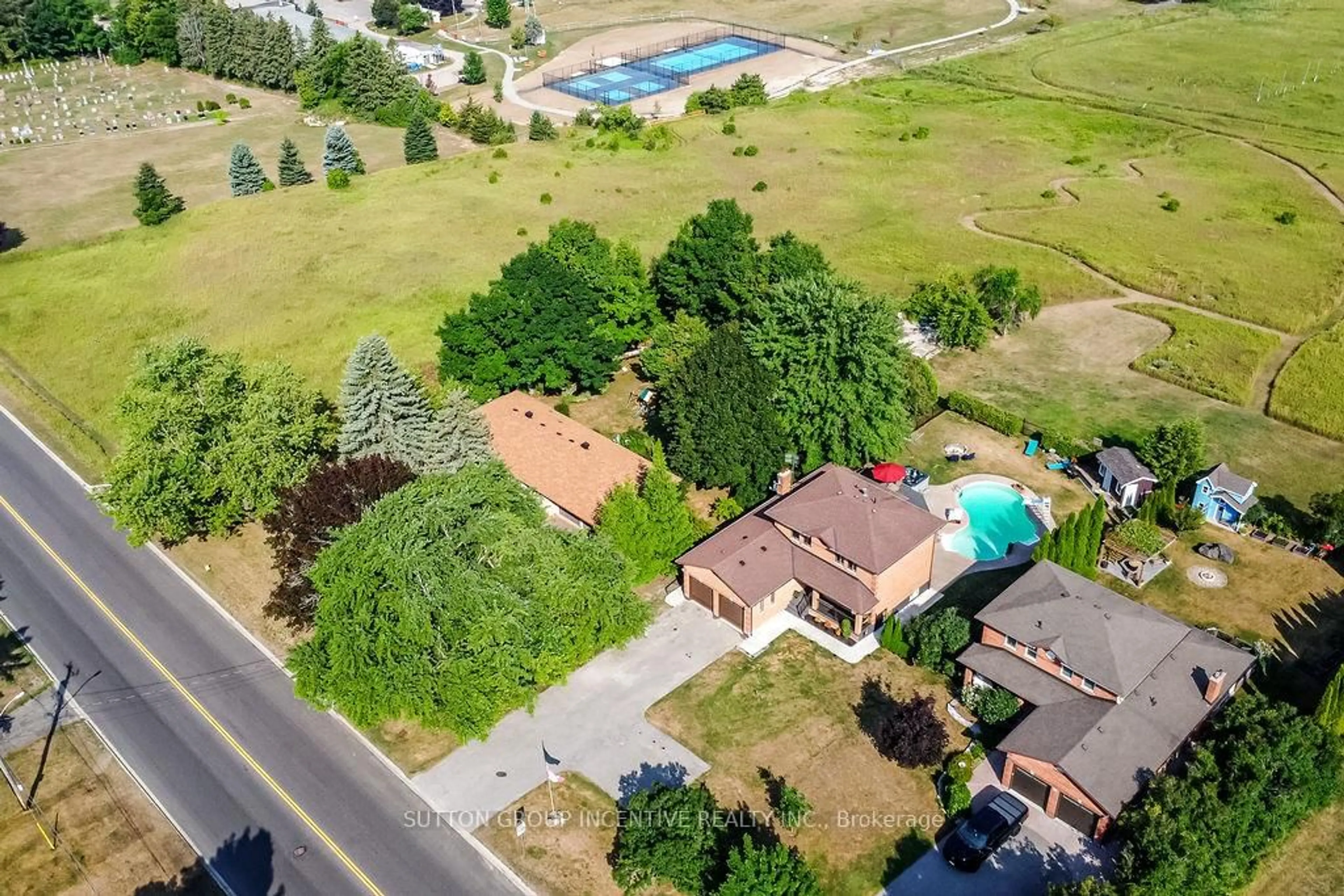 A pic from outside/outdoor area/front of a property/back of a property/a pic from drone, unknown for 32 Church St, Innisfil Ontario L0L 1L0