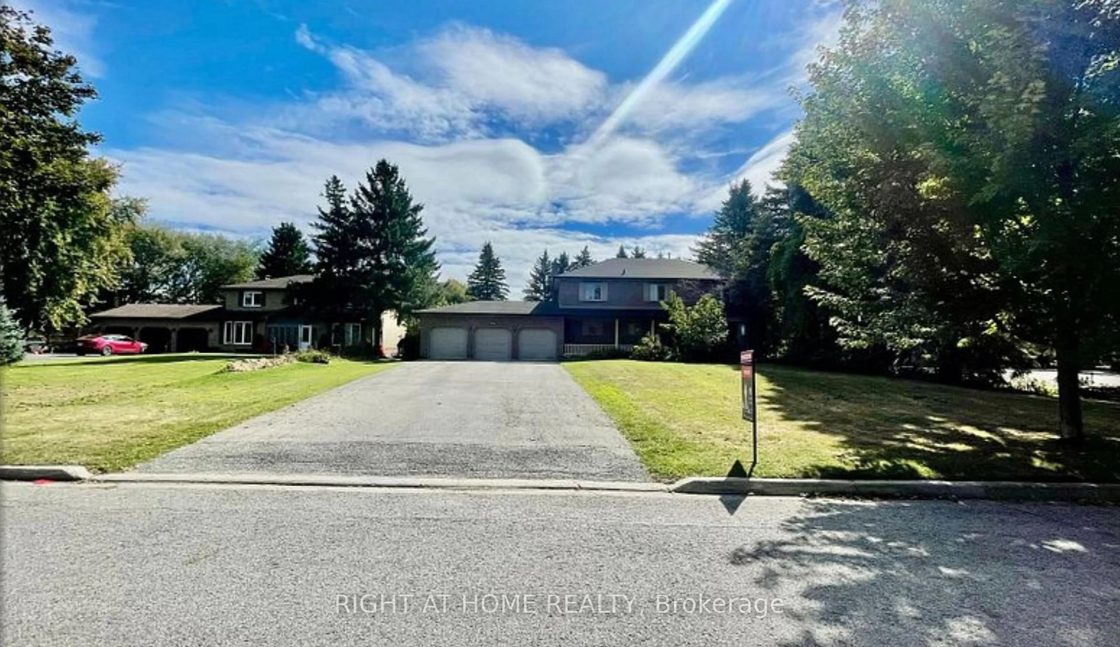 A pic from outside/outdoor area/front of a property/back of a property/a pic from drone, street for 42 William St, East Gwillimbury Ontario L0G 1V0